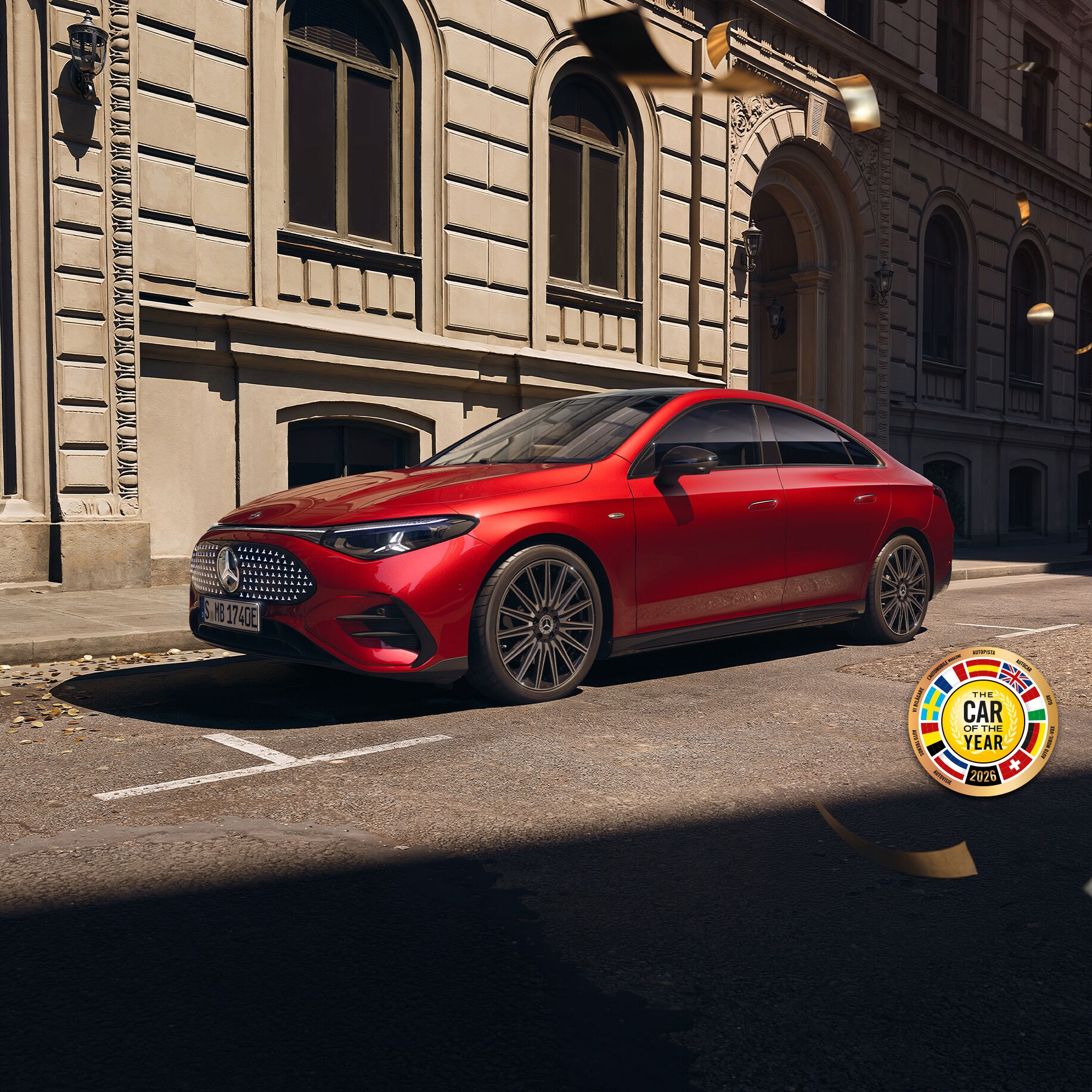 VIsual de un CLA rojo de Mercedes-Benz aparcado en la calle