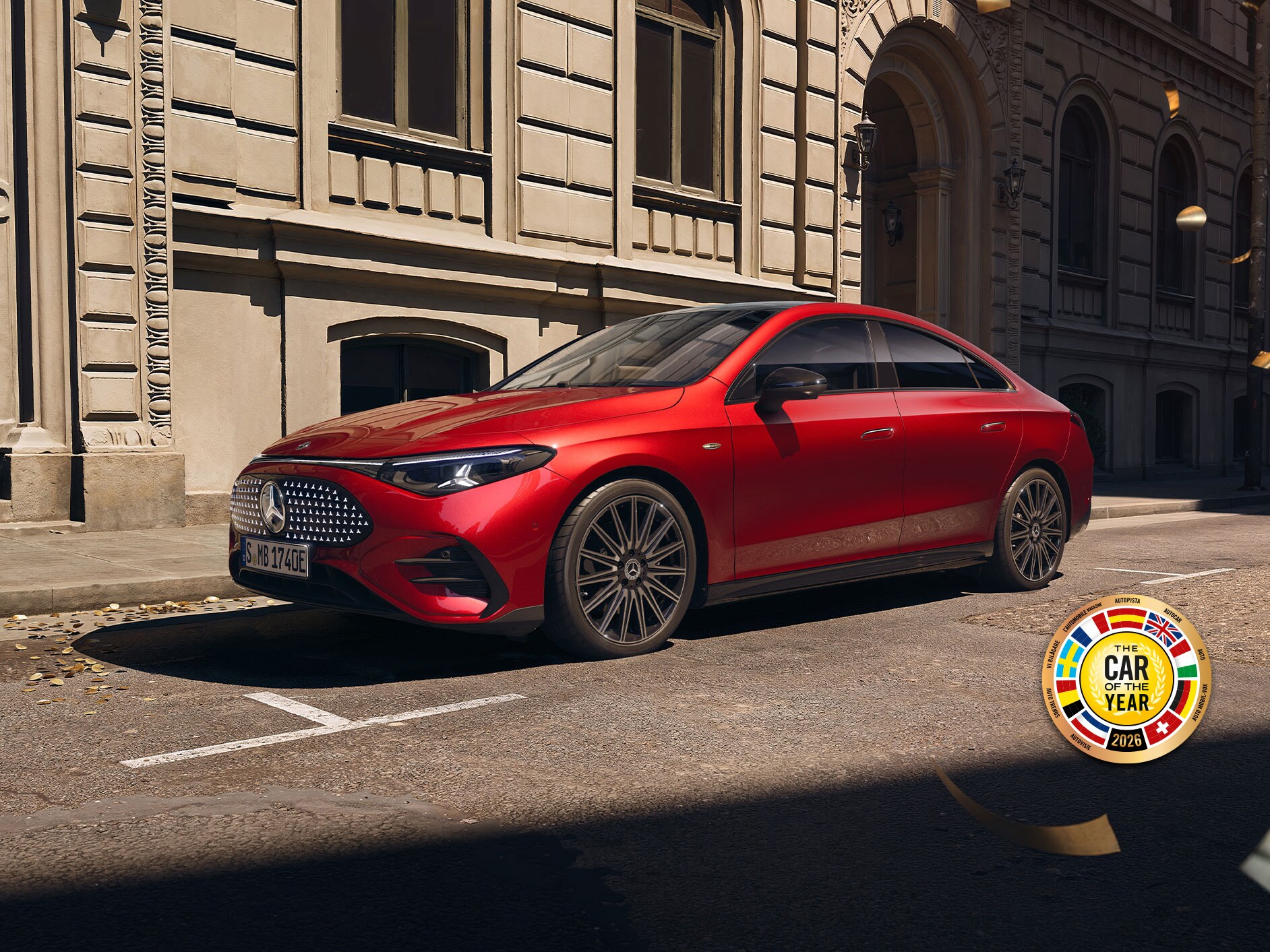 Visual lateral de un CLA Eléctrico rojo en la calle