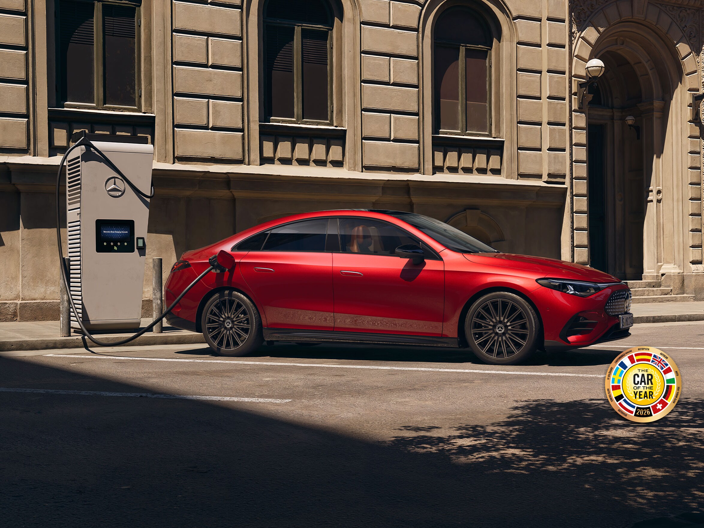 coche rojo con cargador en la calle
