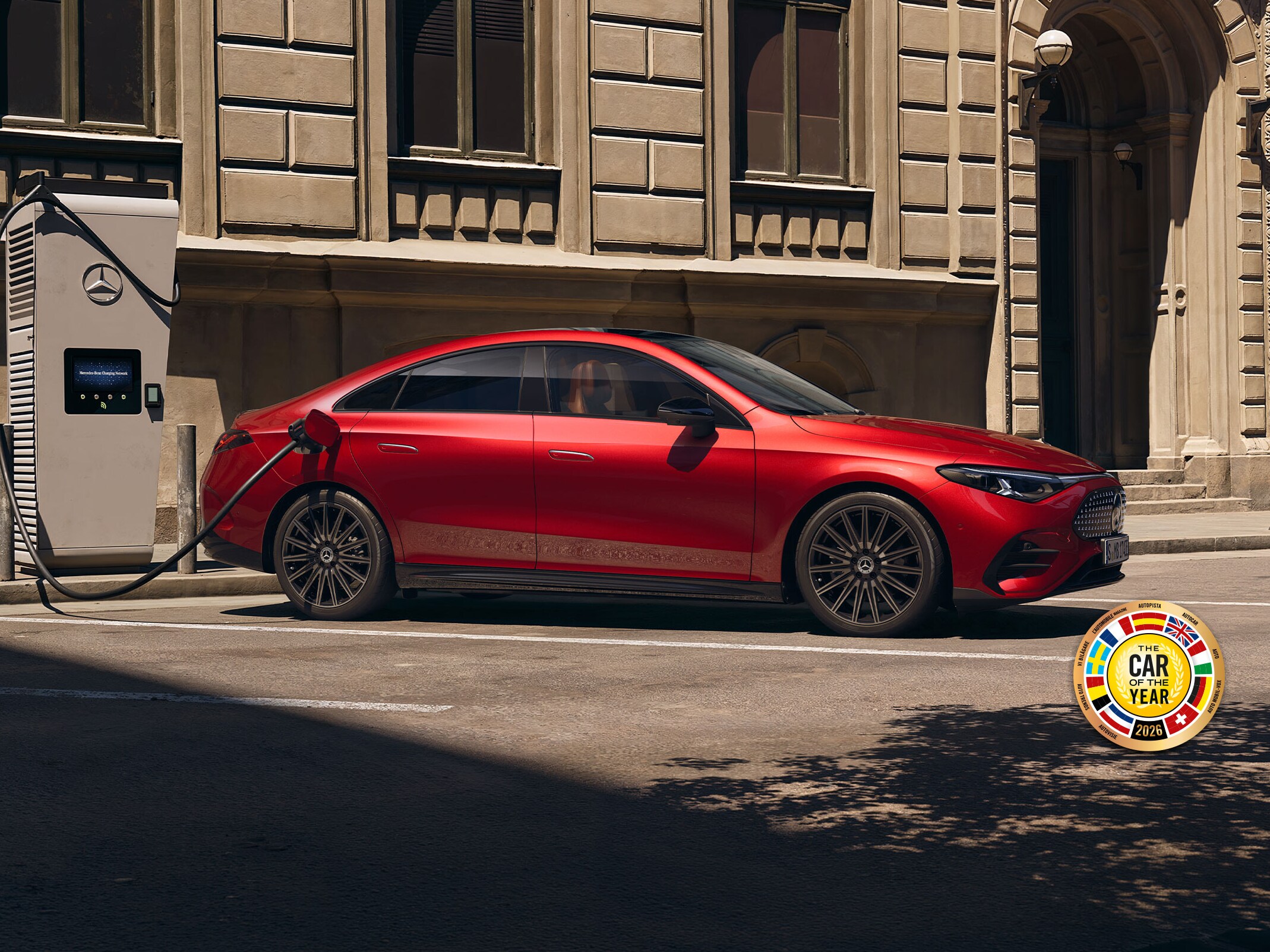 visual alteral del CLA eléctrico en color rojo aparcado en la calle con un cargador