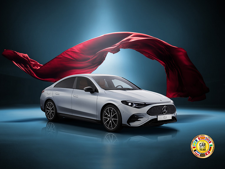 CLA 100% eléctrico | Mercedes-Benz coche rojo con cargador en la calle