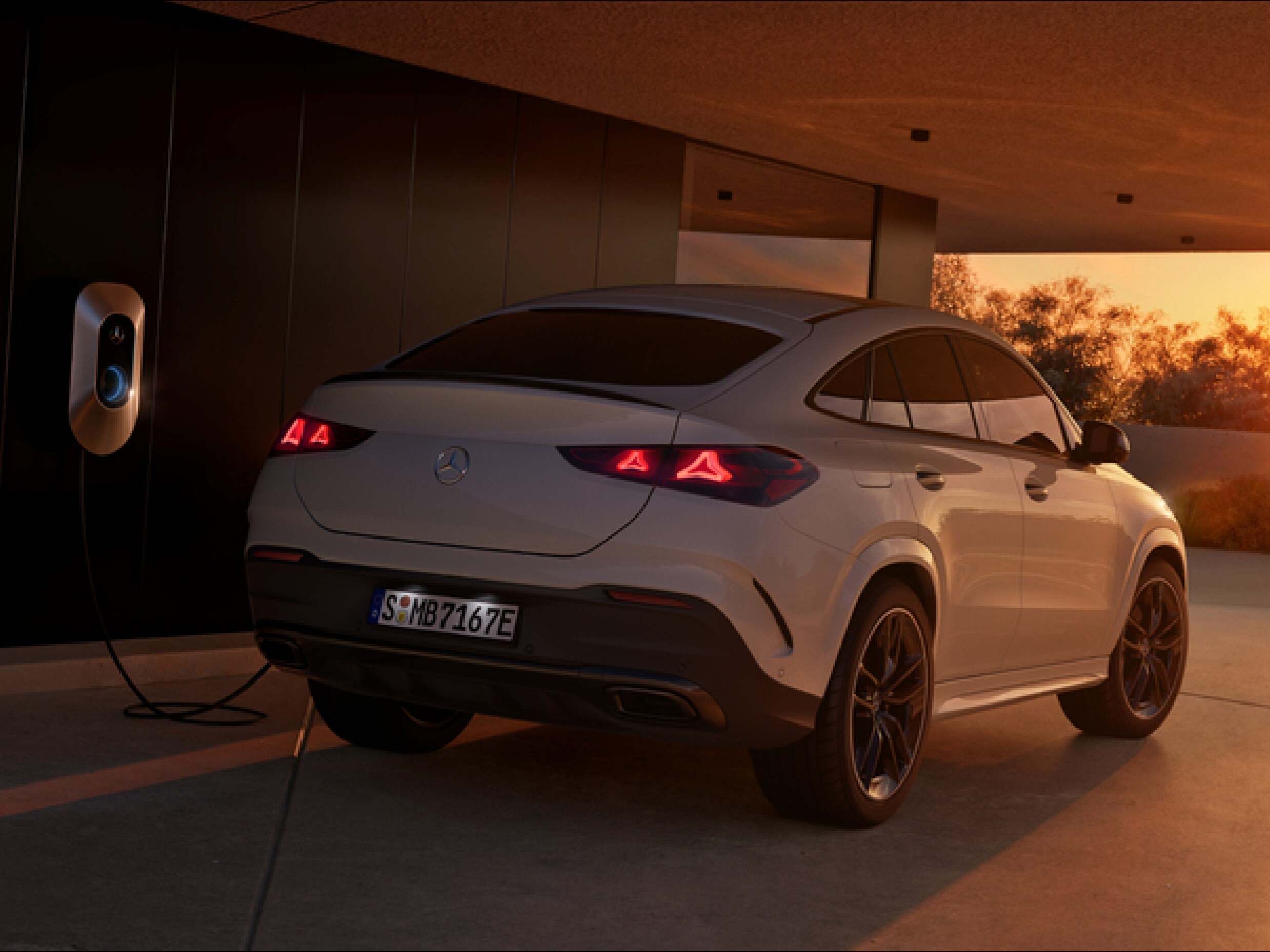 visual lateral de un GLE Coupé en color blanci enchufado a un cargador