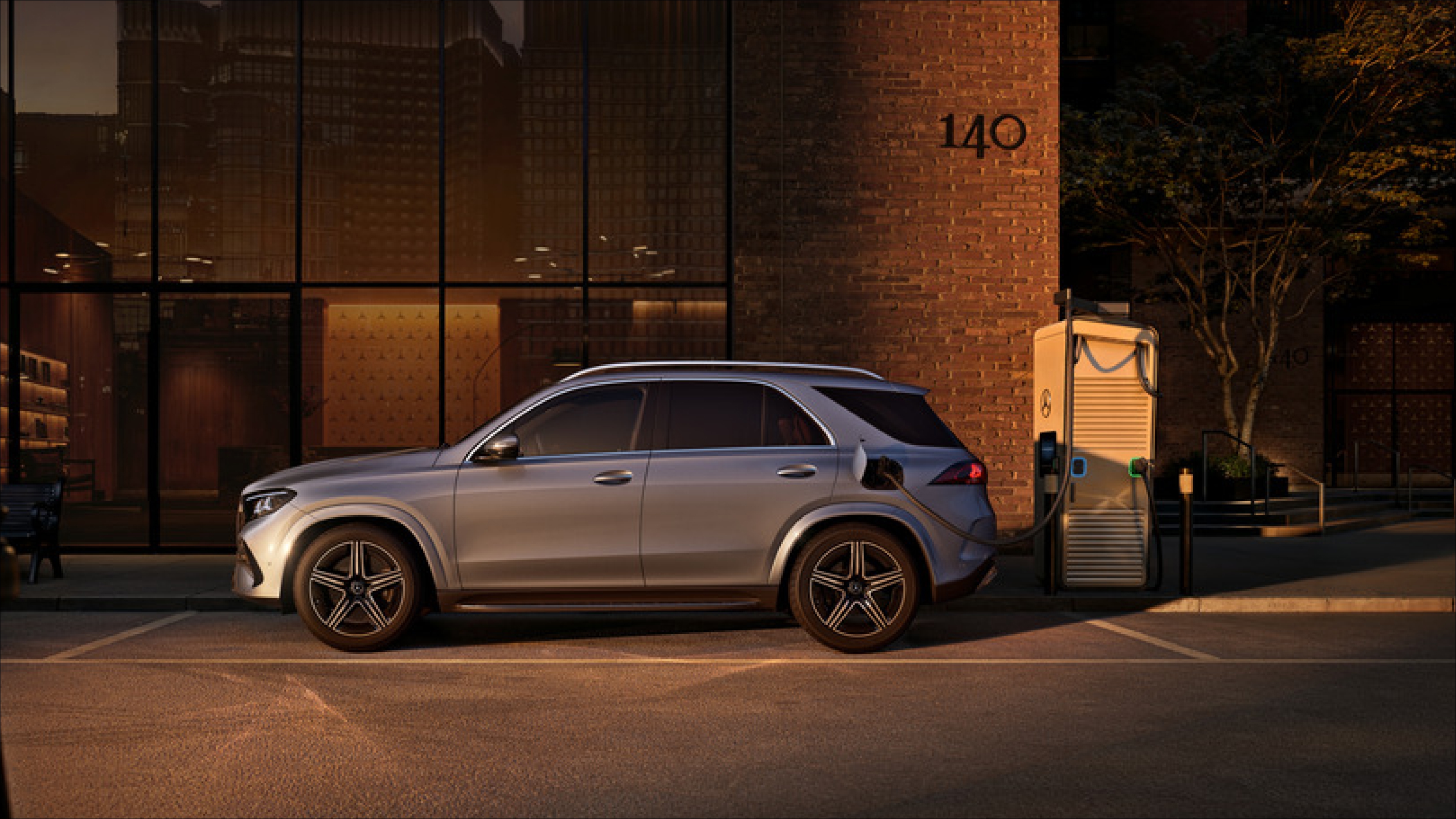 GLE Híbrido Enchufable | Mercedes-Benz La imagen muestra un GLE Híbrido Enchufable azul enchufado a un cargador.