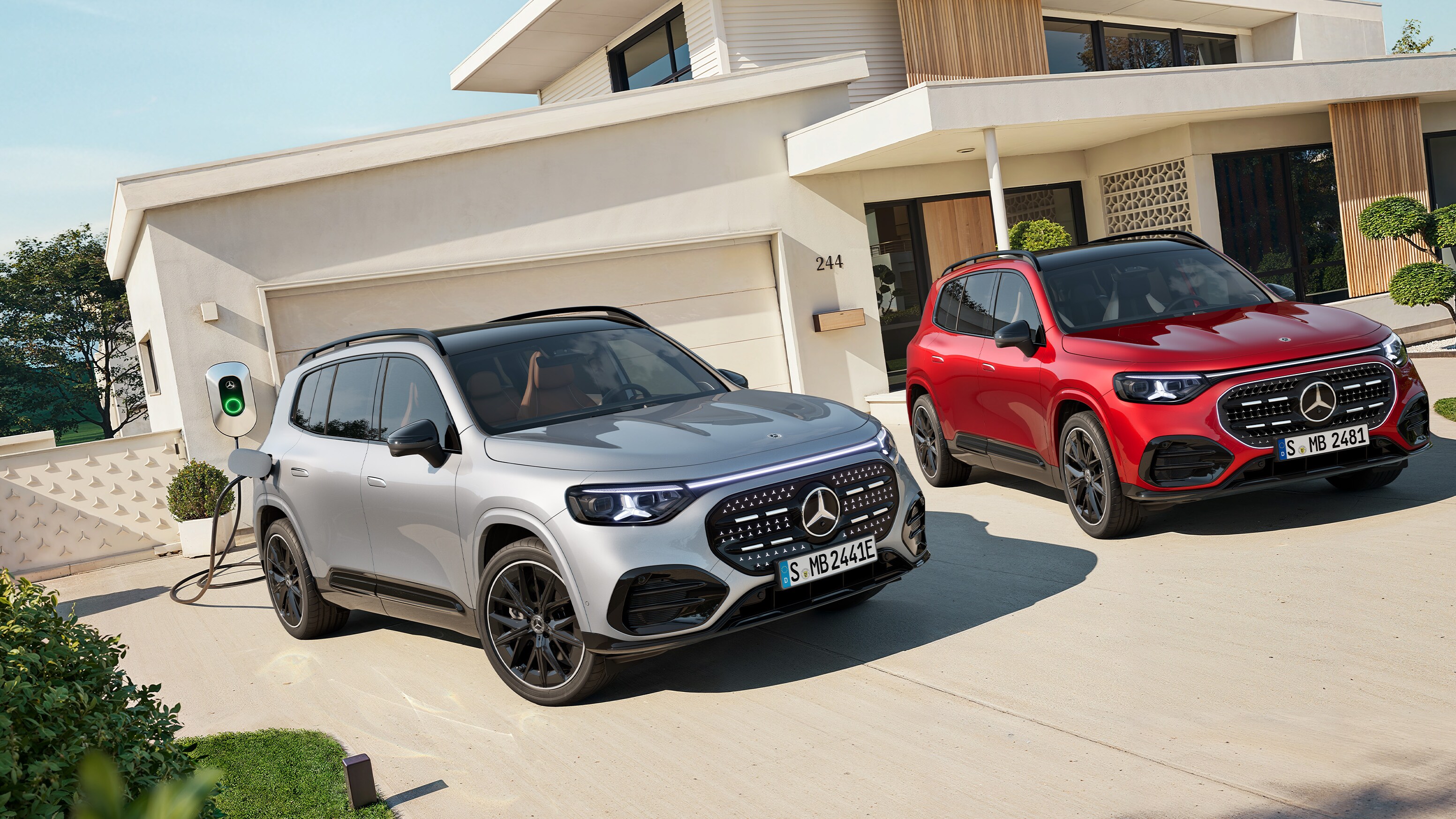 Visual frontal latera del Clase C con la parrilla encendida aparcado en la calle