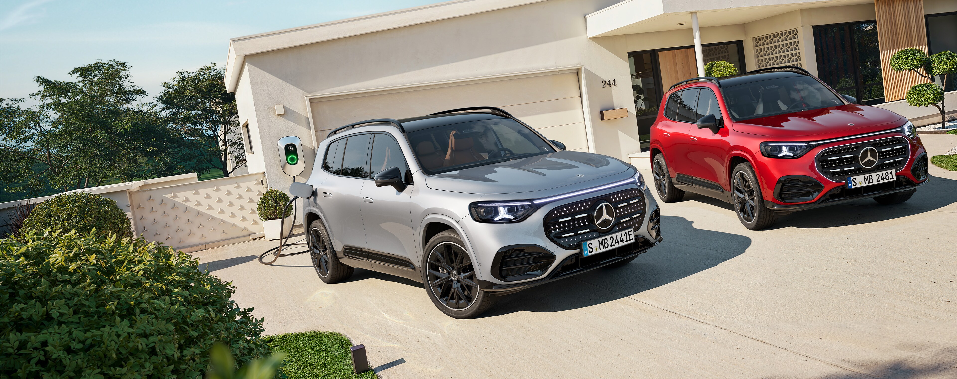 El nuevo GLC eléctrico en gris aparcado fuera de una casa