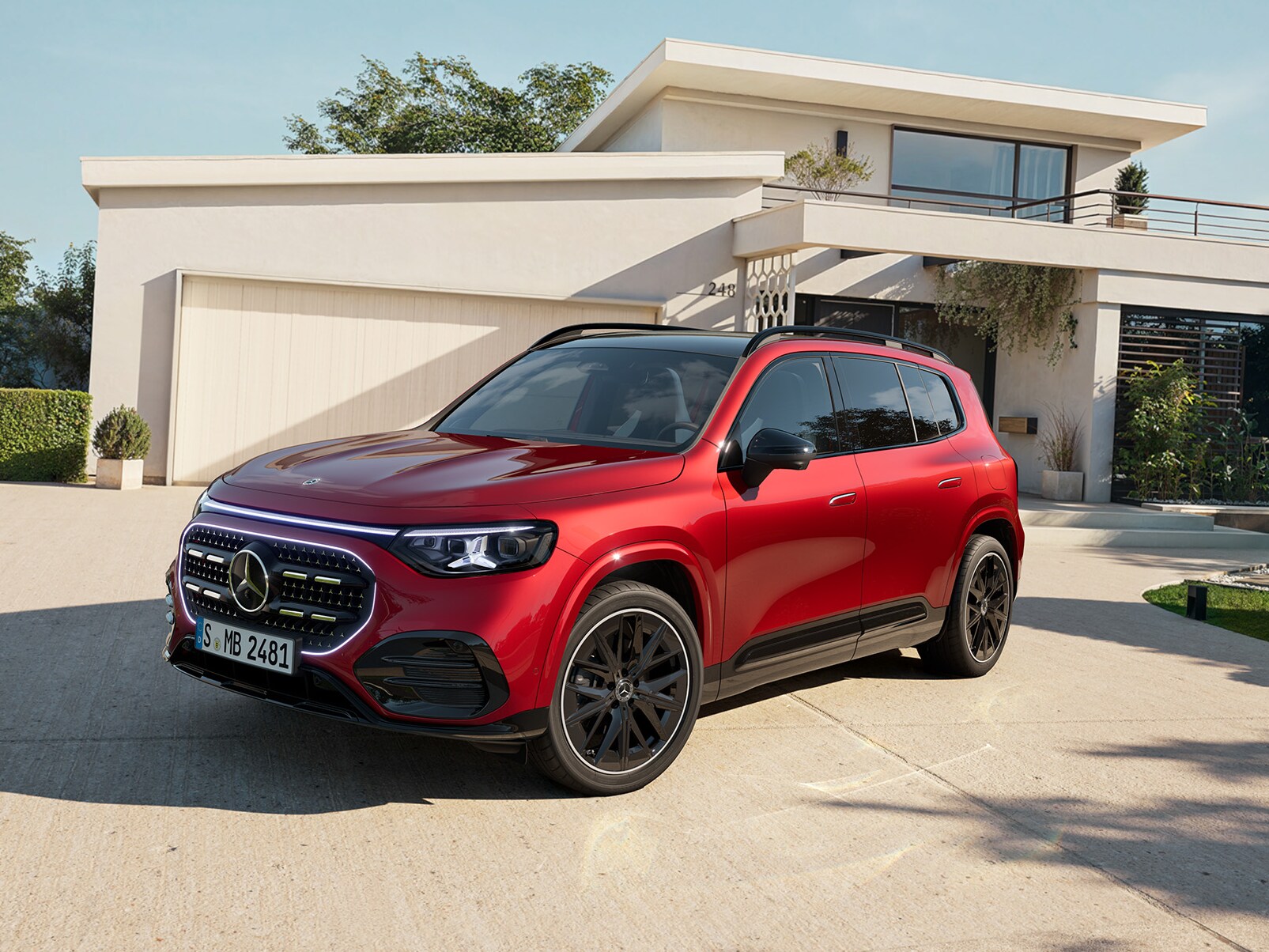 La imagen muestra un GLB rojo aparacado fuera de una casa