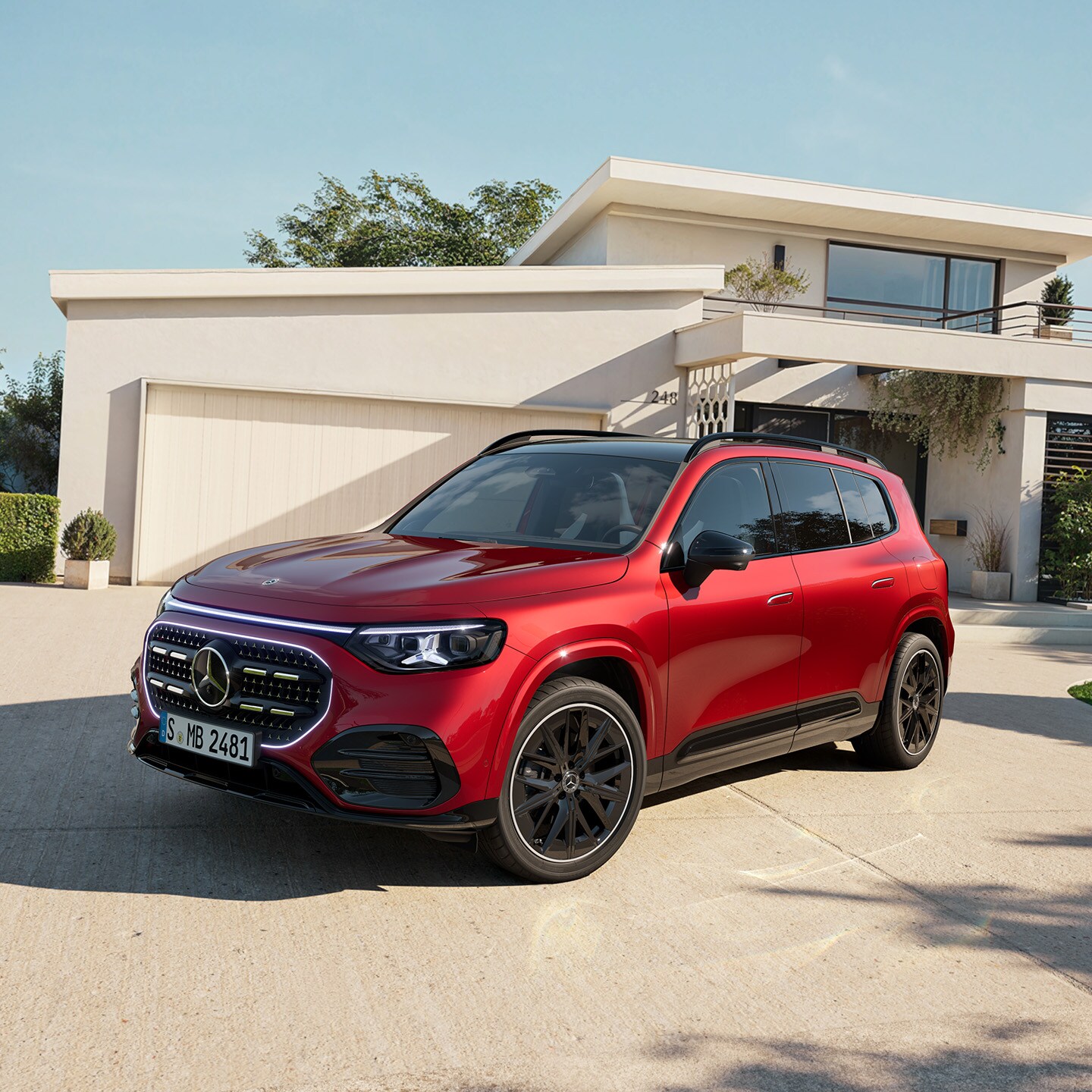 Visual de un GLB rojo de Mercedes-Benz aparcado fuera una casa