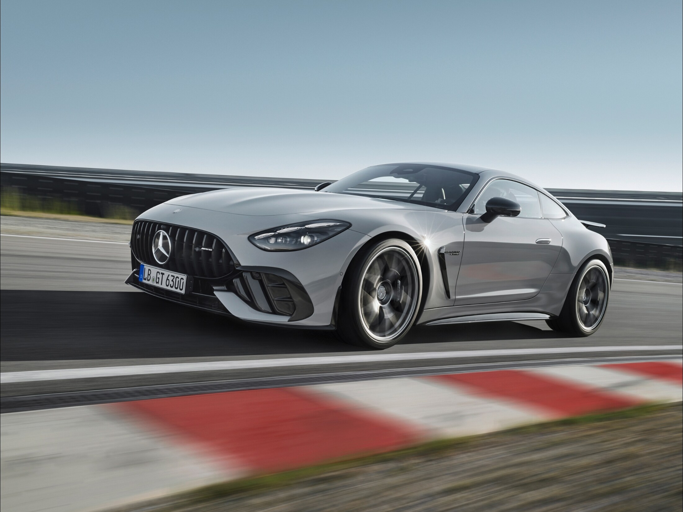 visual lateral de un Mercedes-AMG GT Coupé dos puertas en color gris por un circuito