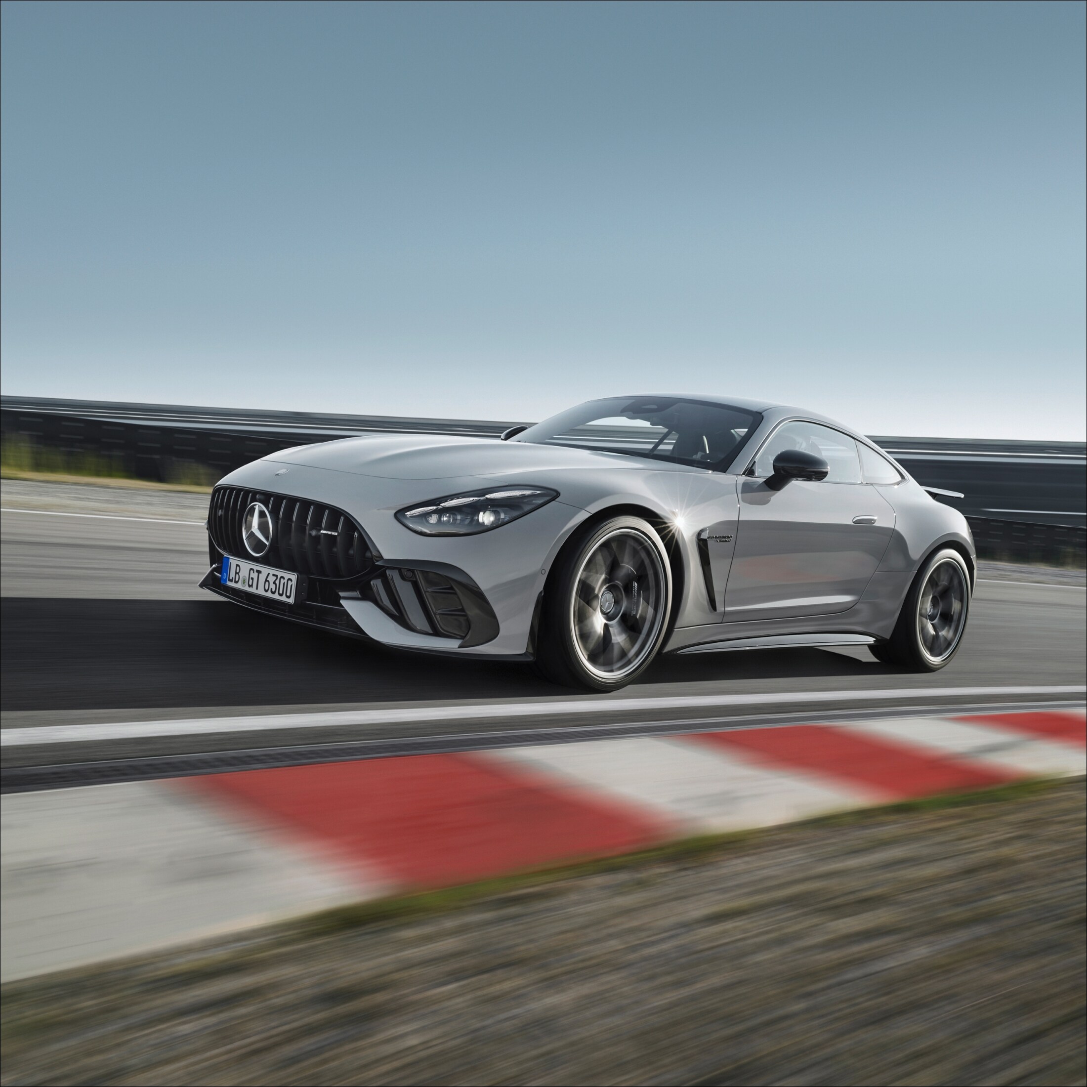 visual de un GT en color gris por un circuito de carreras