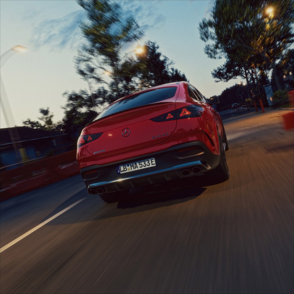 Las llantas forjadas AMG de 22" con diseño de radios cruzados en el Mercedes-AMG GLE Coupé.