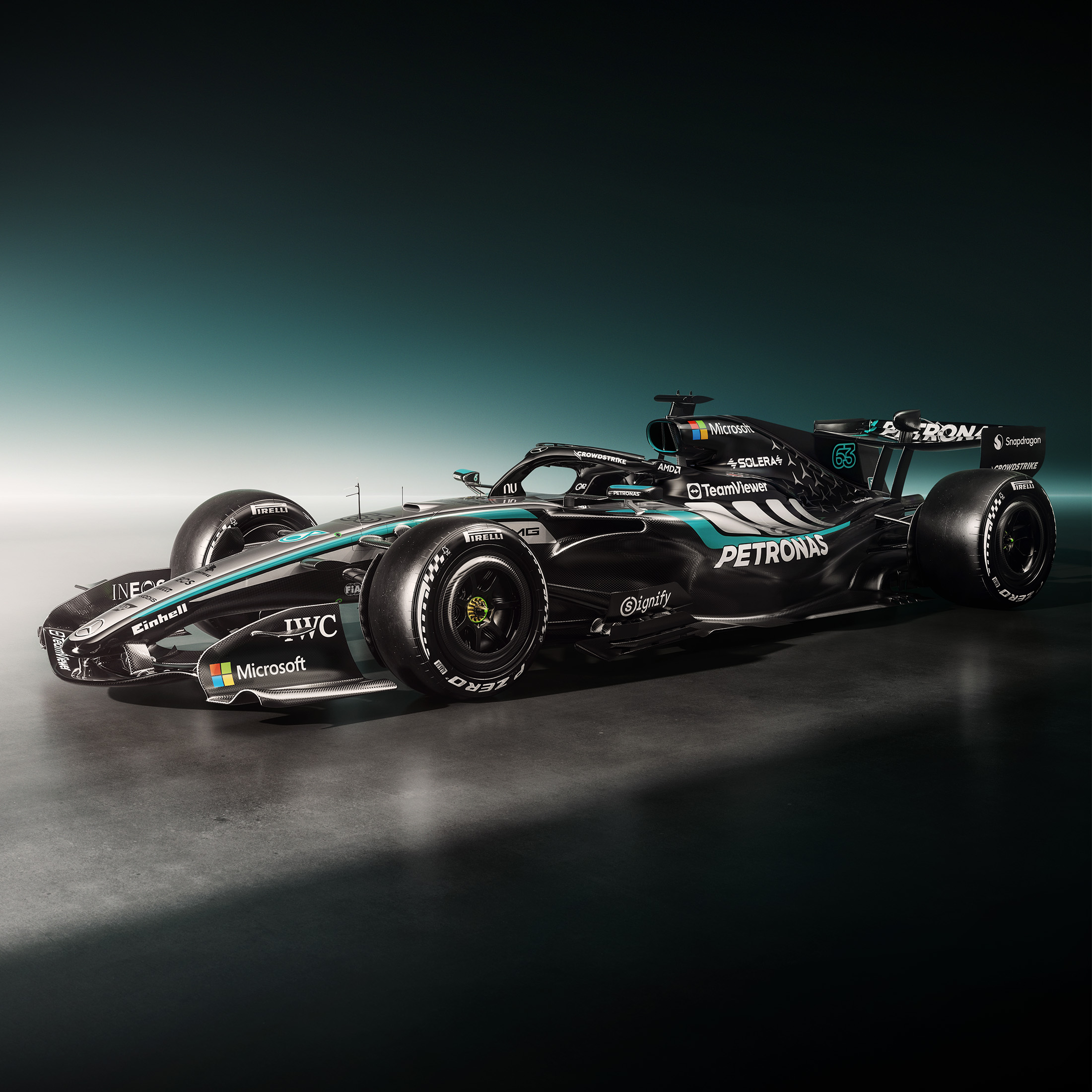 Visual lateral de un coche de la F1 con el fondo azul