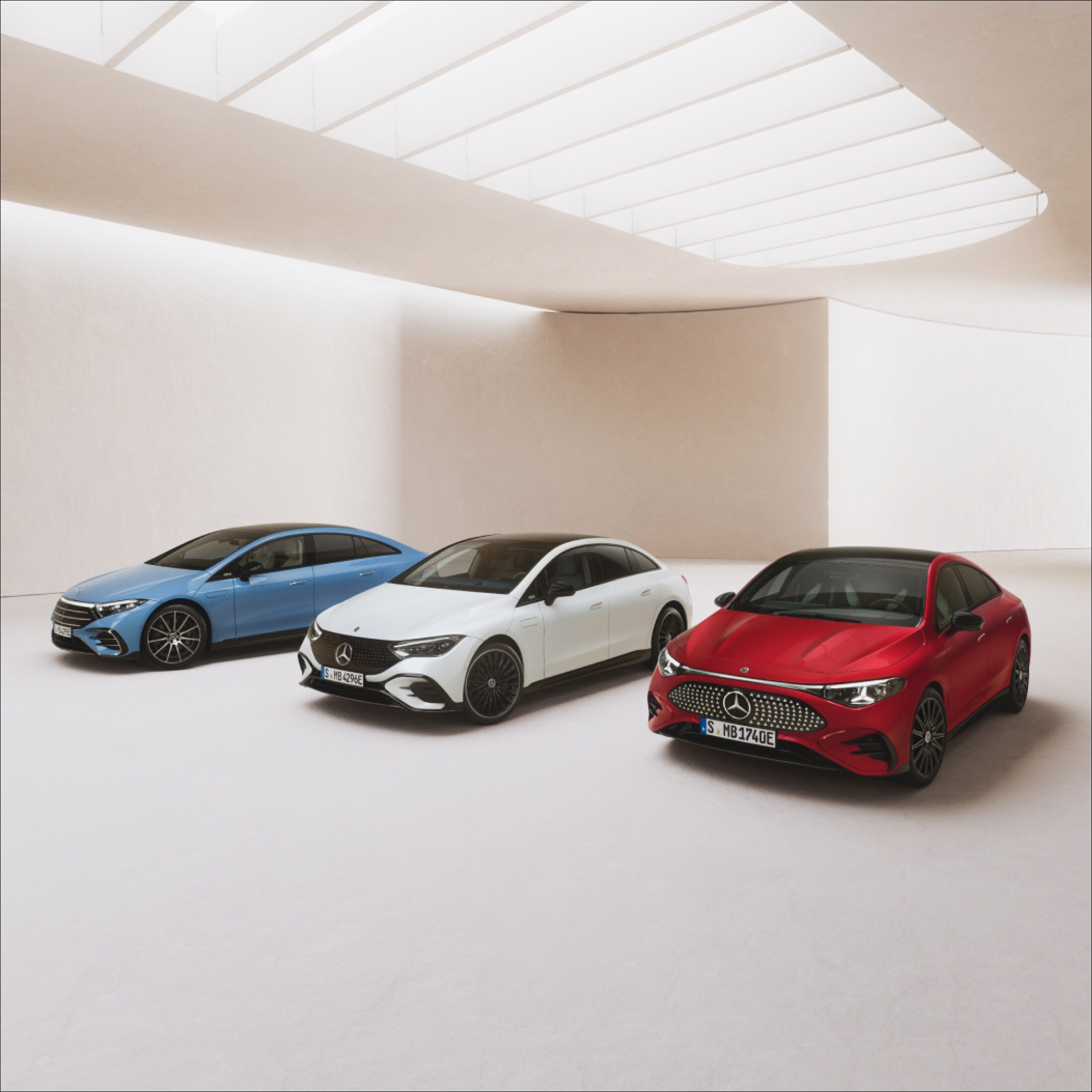 Visual de un EQS berlina azul, un EQE berlina blanco y un CLA eléctrico rojo de Mercedes-Benz