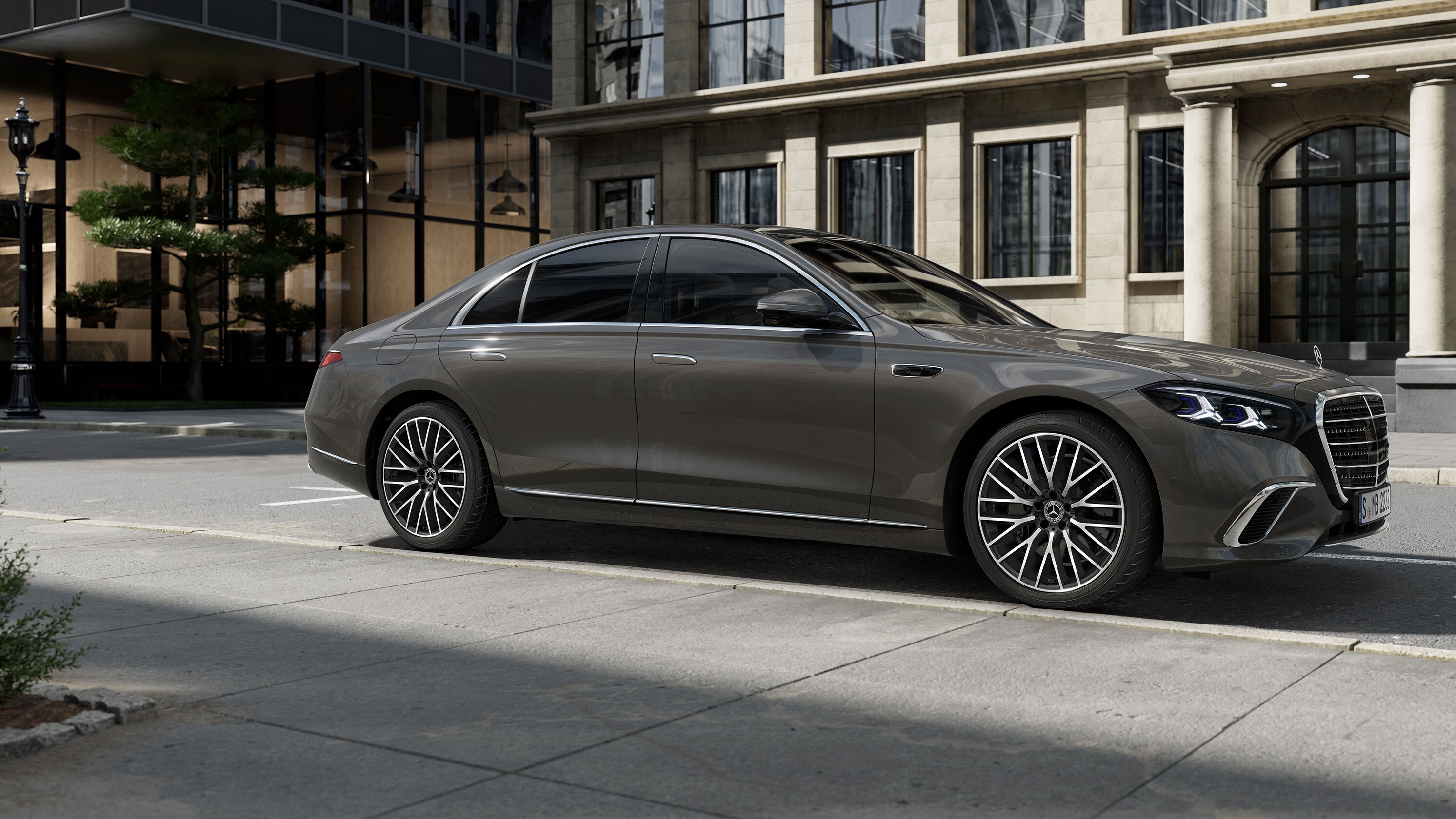 Visual de un Clase S Berlina gris de Mercedes-Benz aparcado en la calle