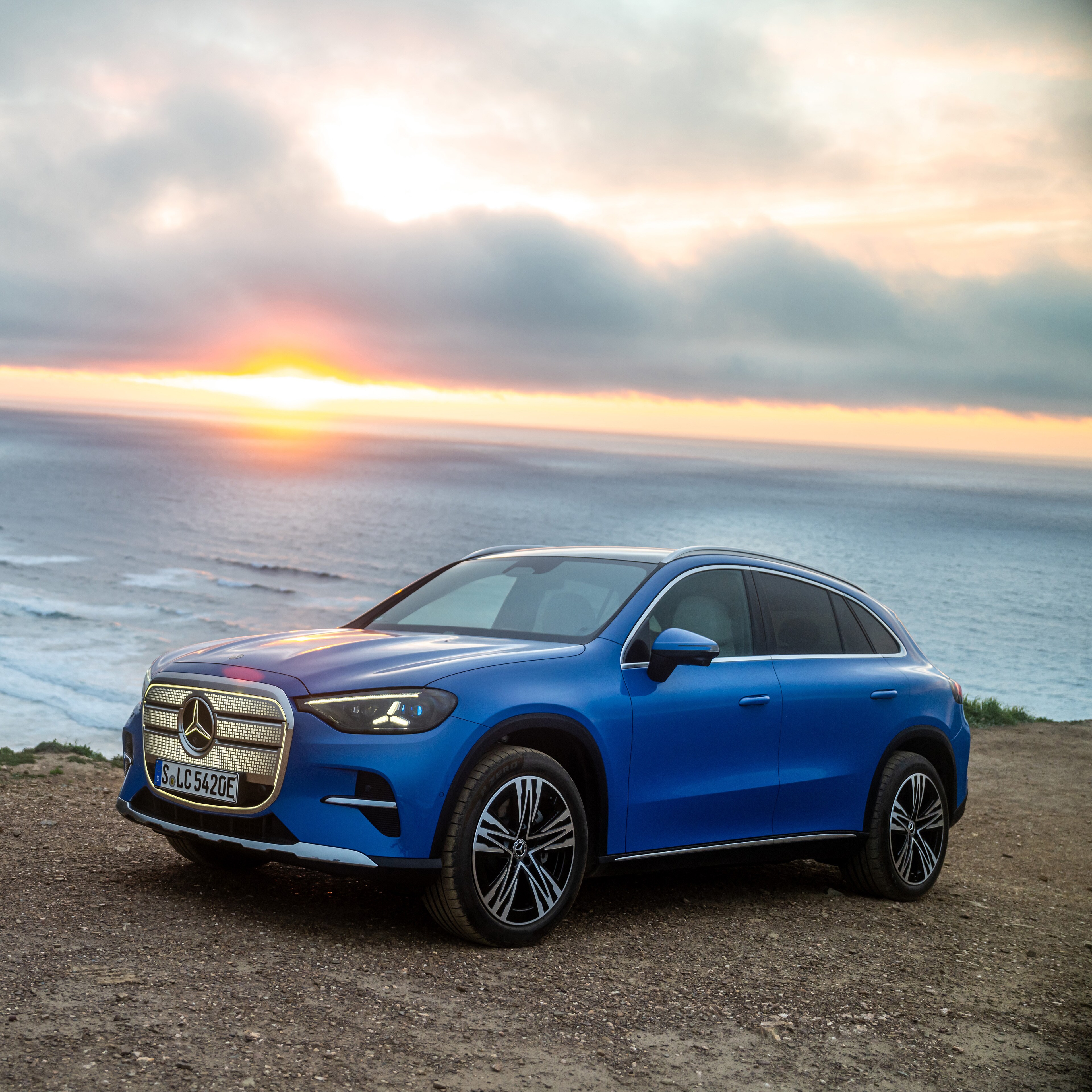 visual lateral del GLC en color azul con el mar de fondo en un atardecer