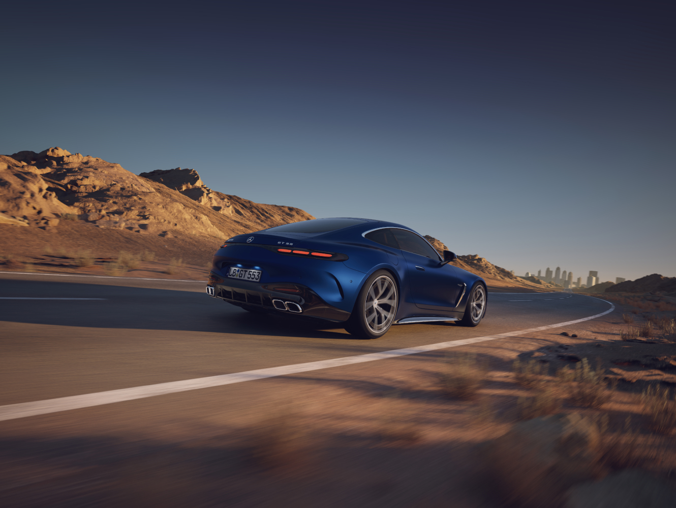 Newsletter | Mercedes-AMG visual trasero de un Mercedes-AMG GT Coupé dos puertas en color azul por la carretera del desierto