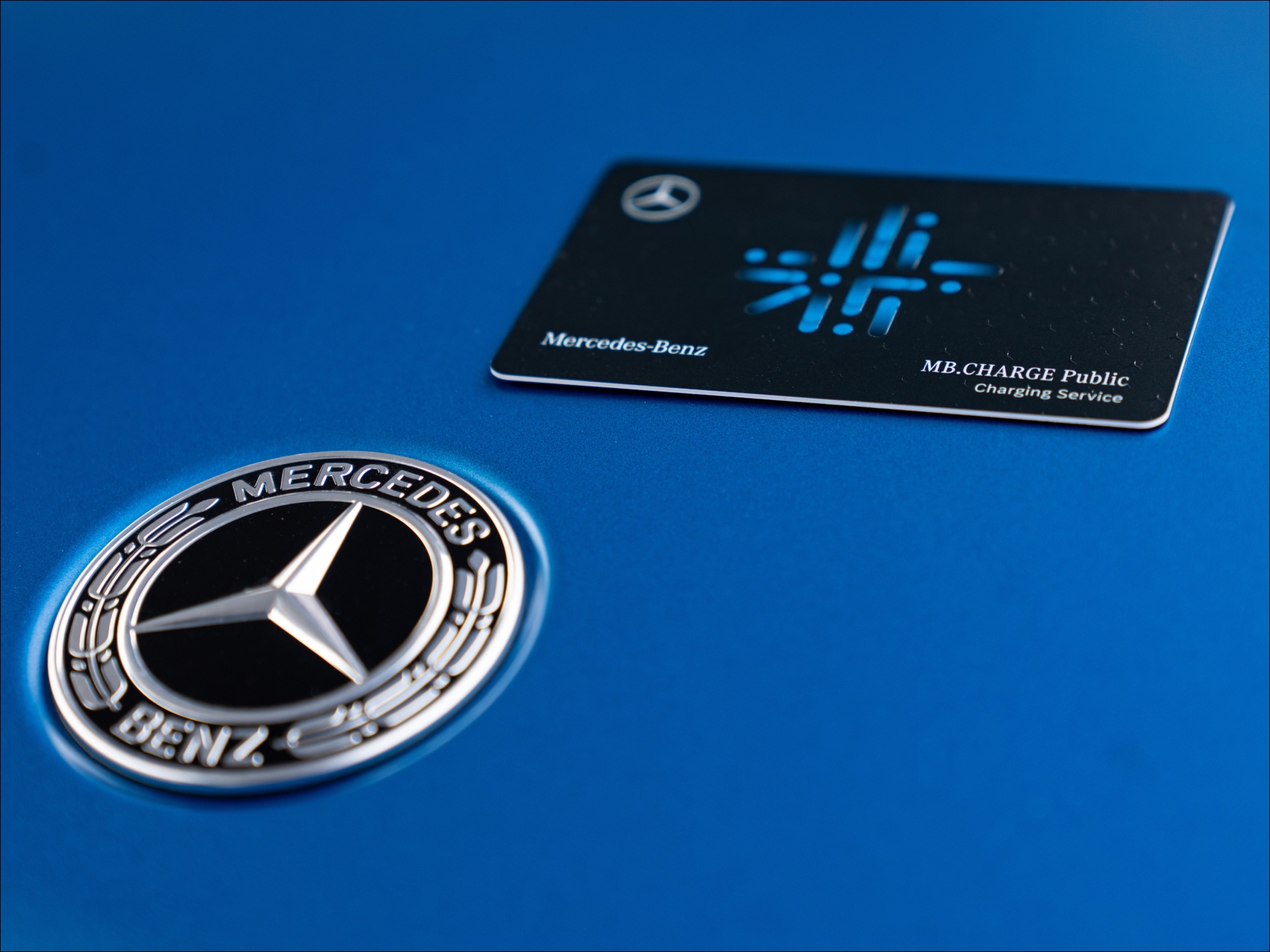 Cargar | Mercedes-Benz visual de una tarjeta con el logo de mercedes sobre un capó azul
