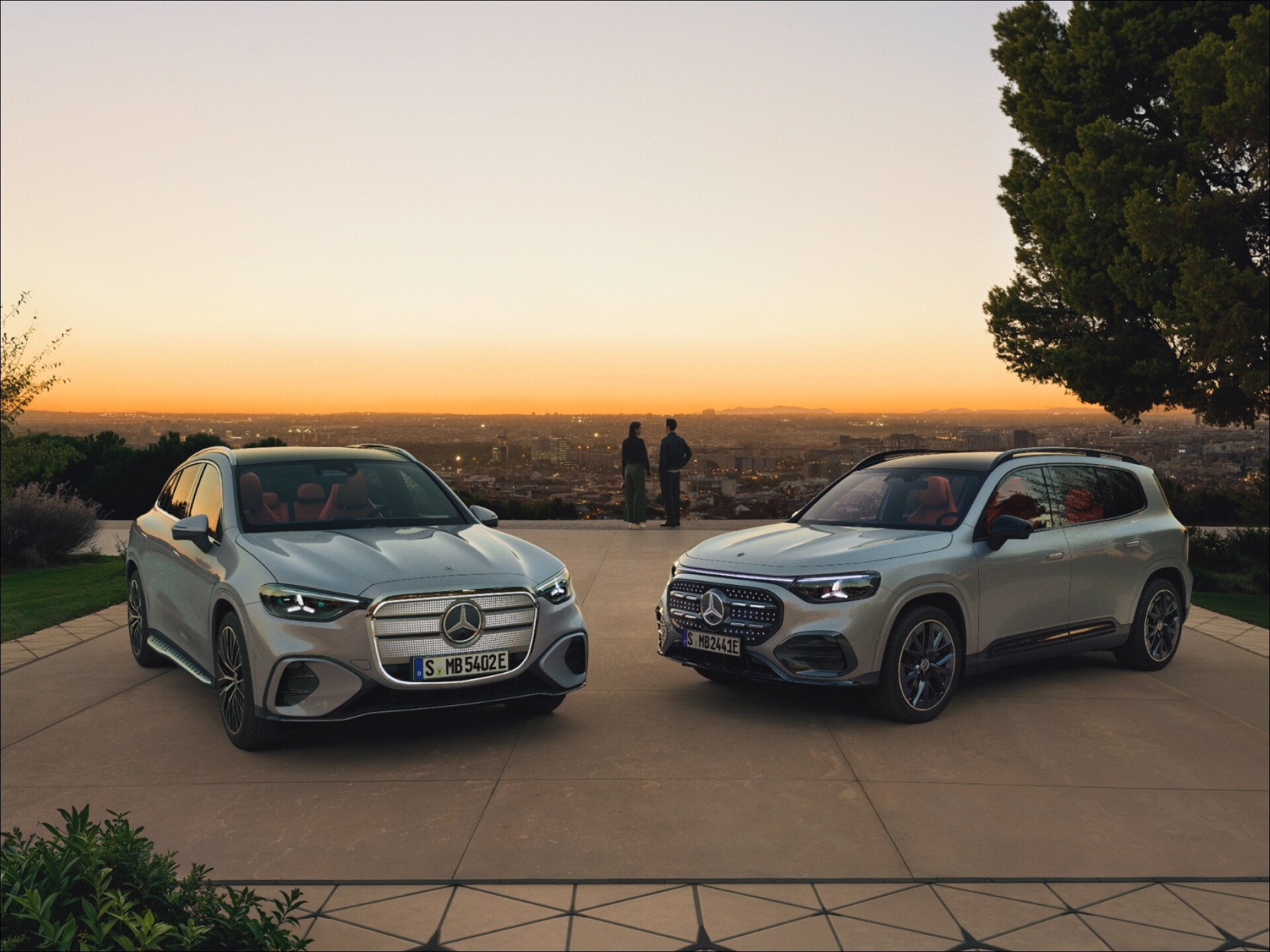 Visual del GLC y GLB 100% Eléctricos de Mercedes-Benz en el mirador de una ciudad al atardacer