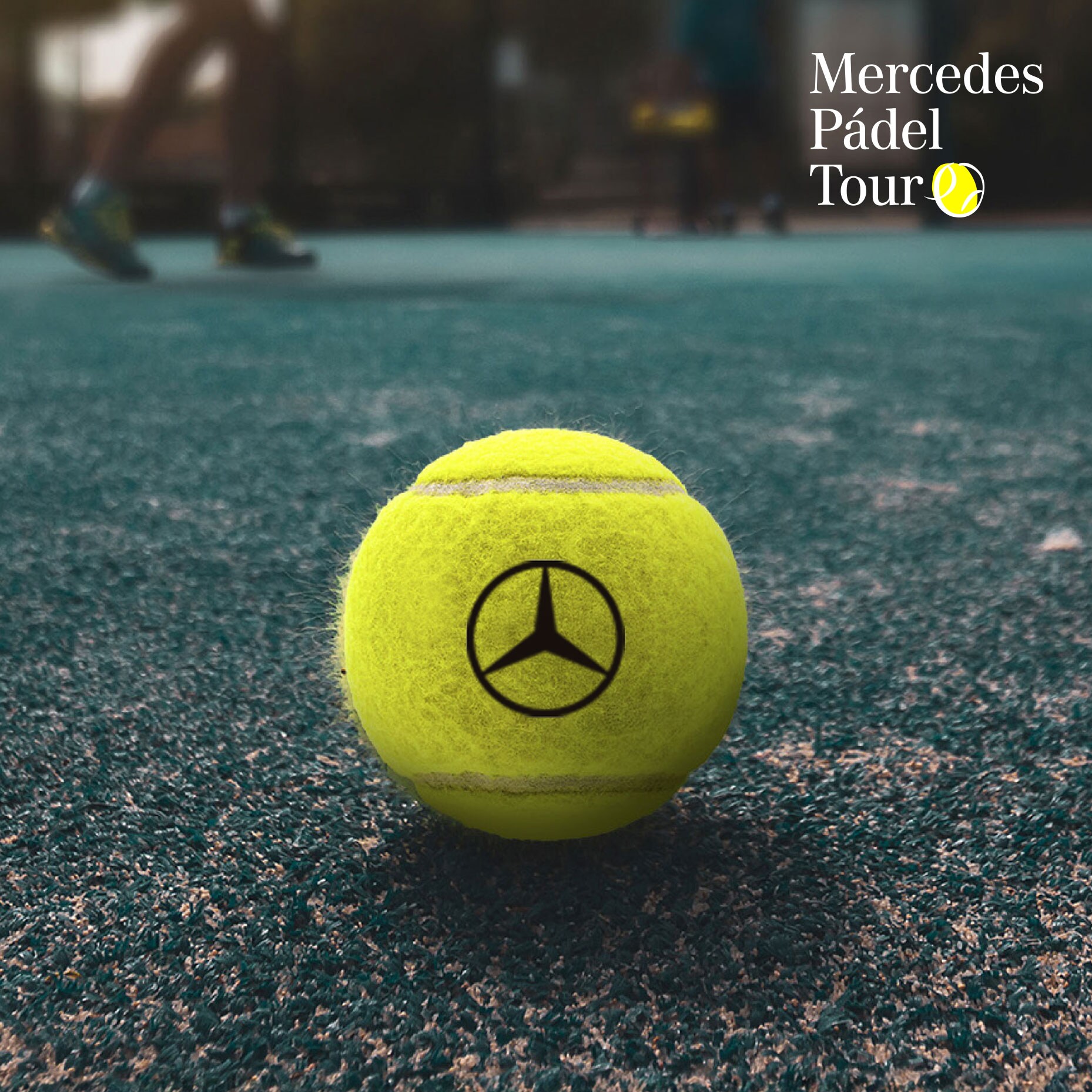 Pelota de pádel de Mercedes-Benz sobre una pista de pádel.