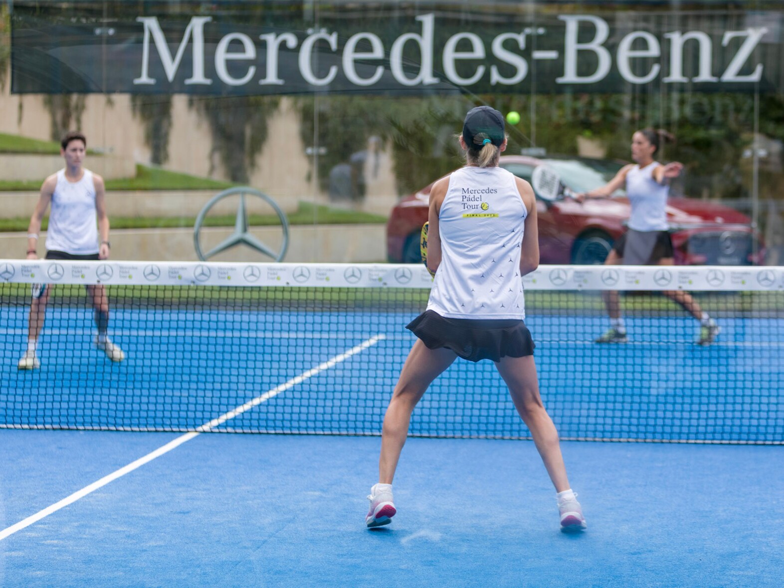 Mujeres mirando cuadro de clasificación del torneo de pádel