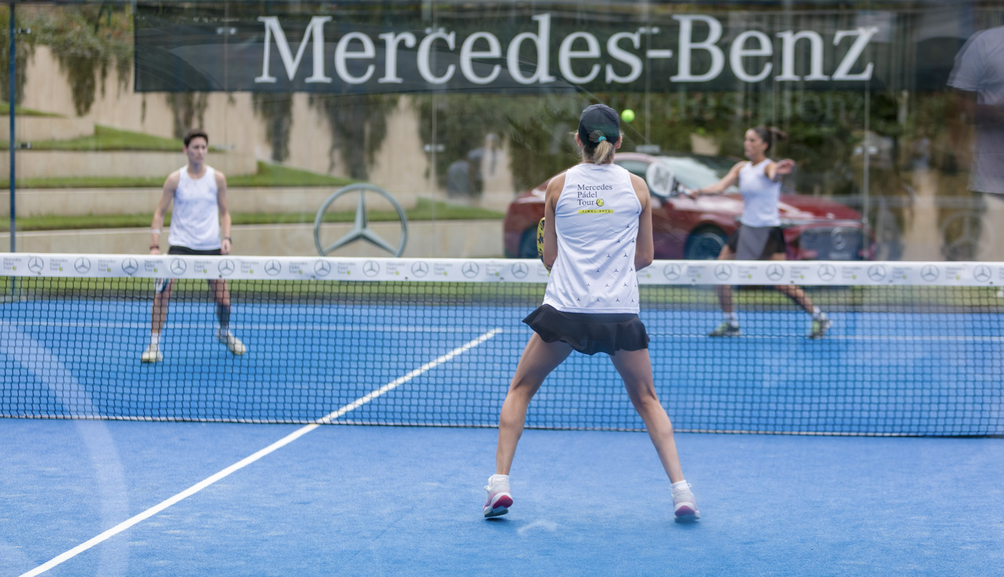 Torneo femenino | Mercedes-Benz Mujeres mirando cuadro de clasificación del torneo de pádel