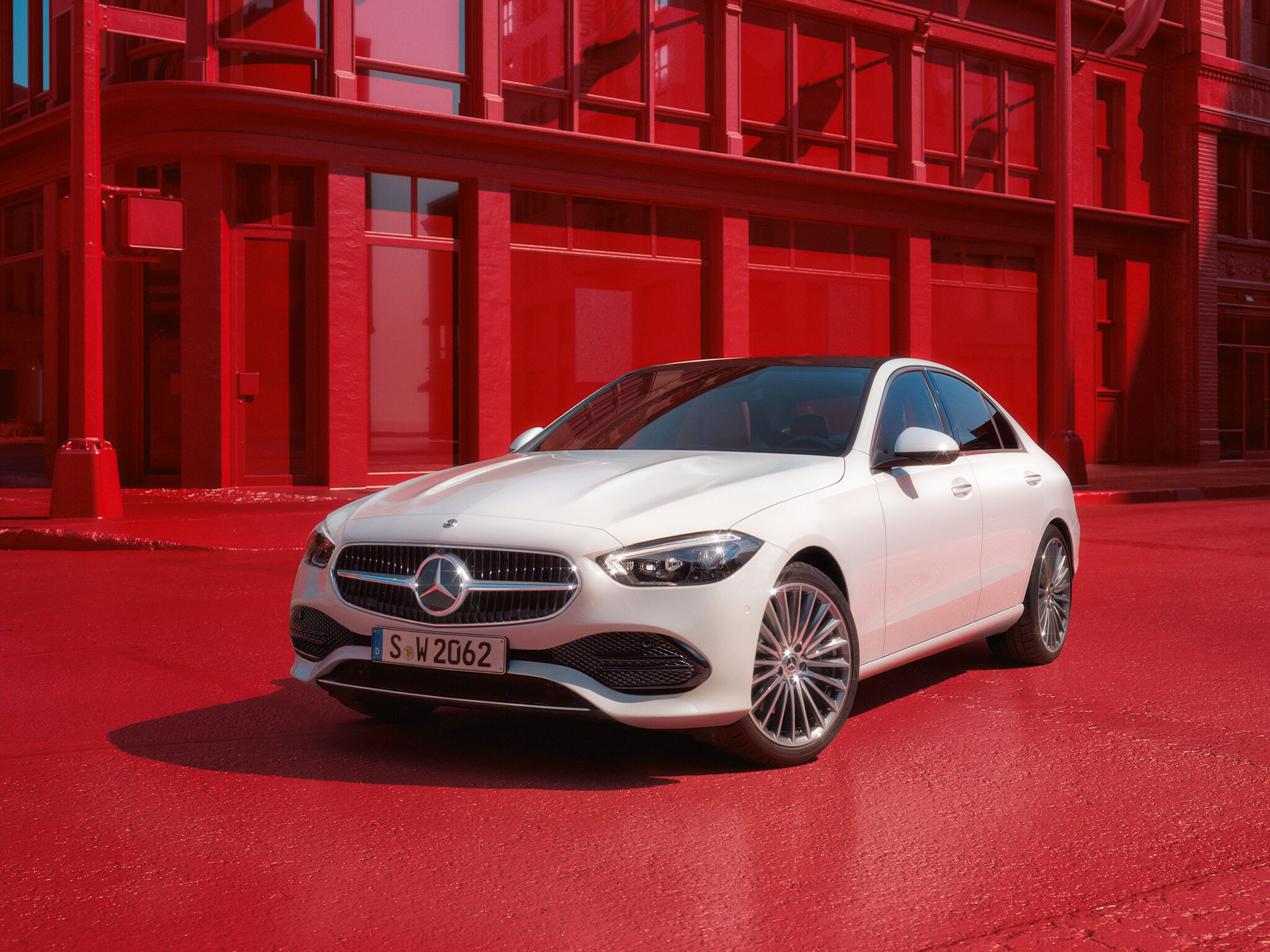 visual lateral del Clase C Berlina en color blanco sobre un fondo rojo