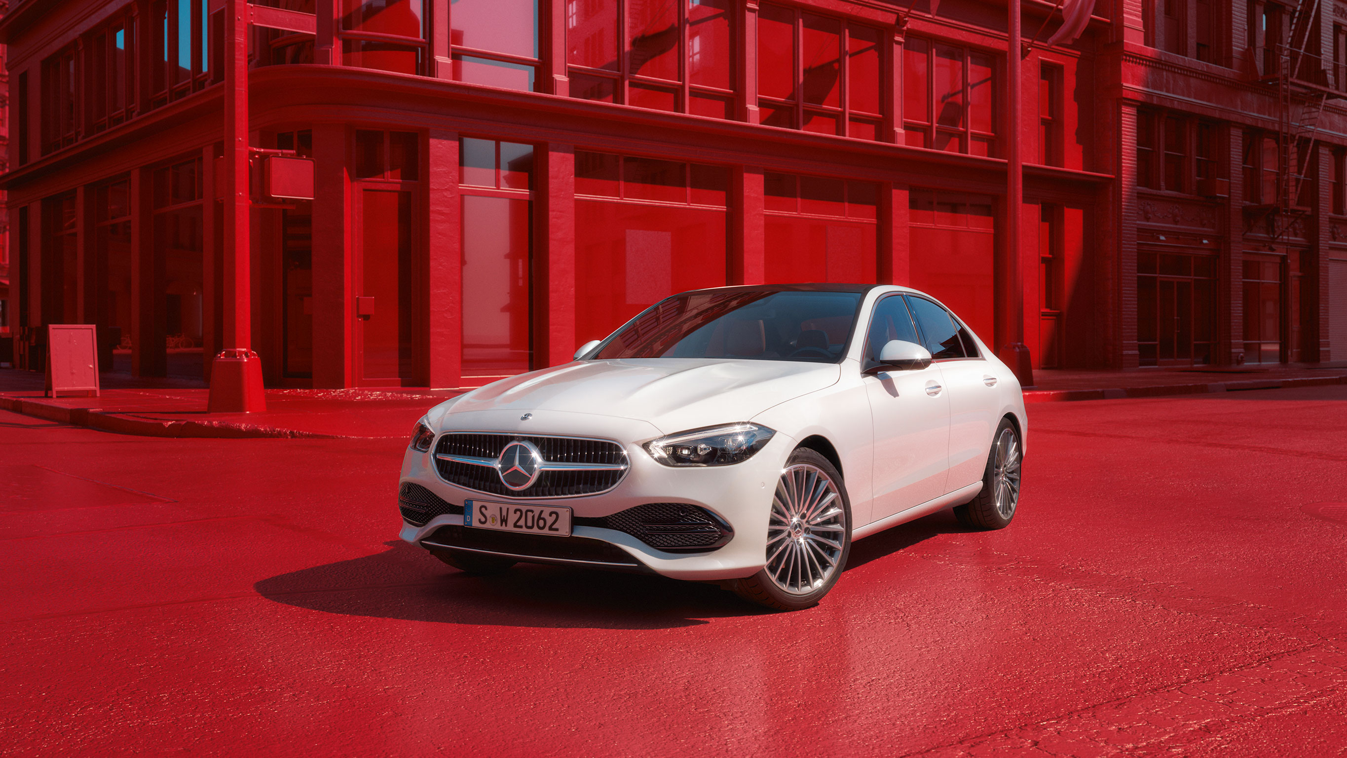 Oferta | Clase C Berlina | Mercedes-Benz visual lateral del Clase C Berlina en color blanco sobre un fondo rojo