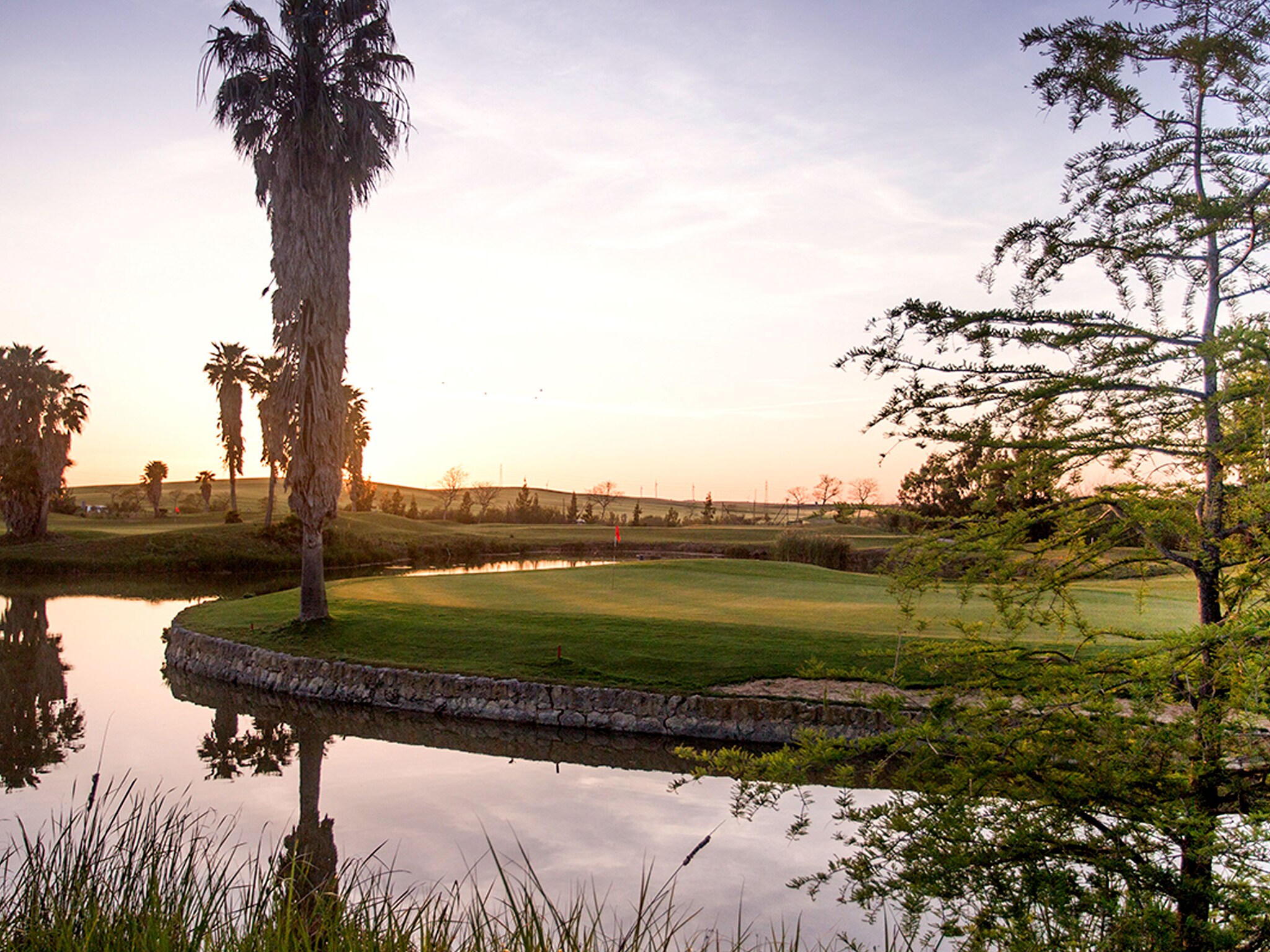campo de golf con vistas al estanque