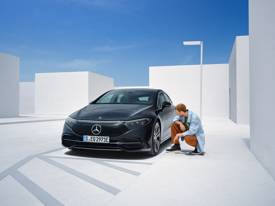 Un hombre revisando un neumático de un Mercedes-Benz