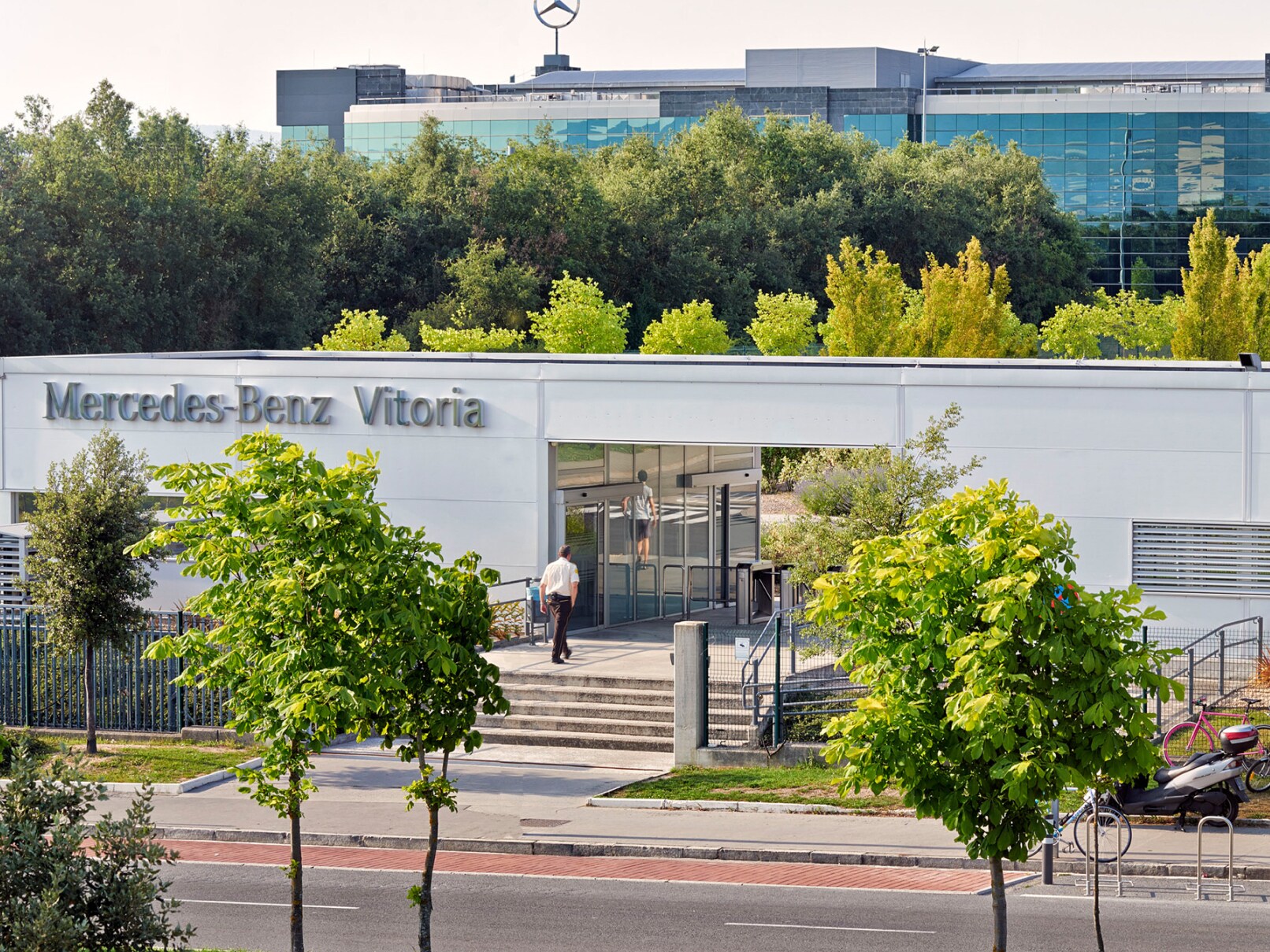 Edificio con árboles