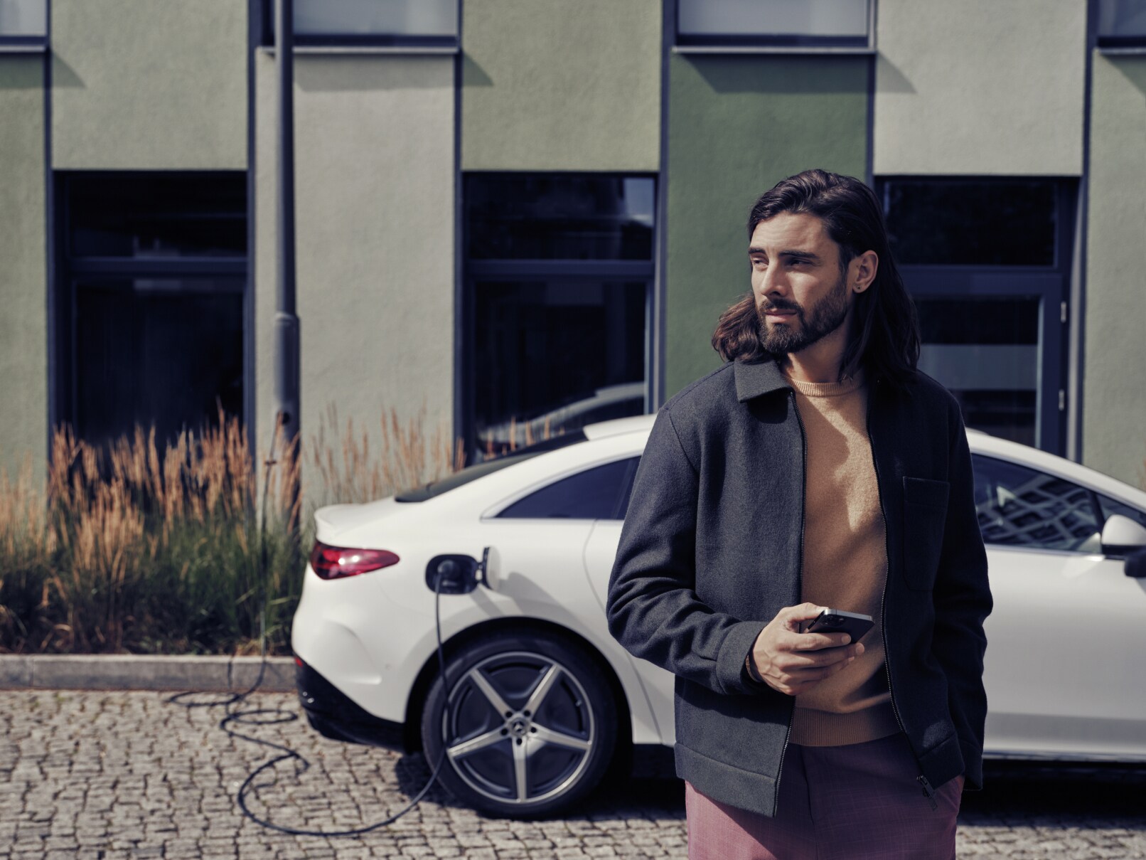 Hombre con coche enchufado