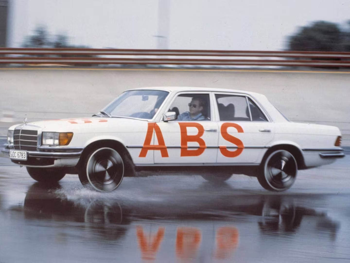 ABS | Mercedes-Benz Un vehículo realizando una prueba del ABS