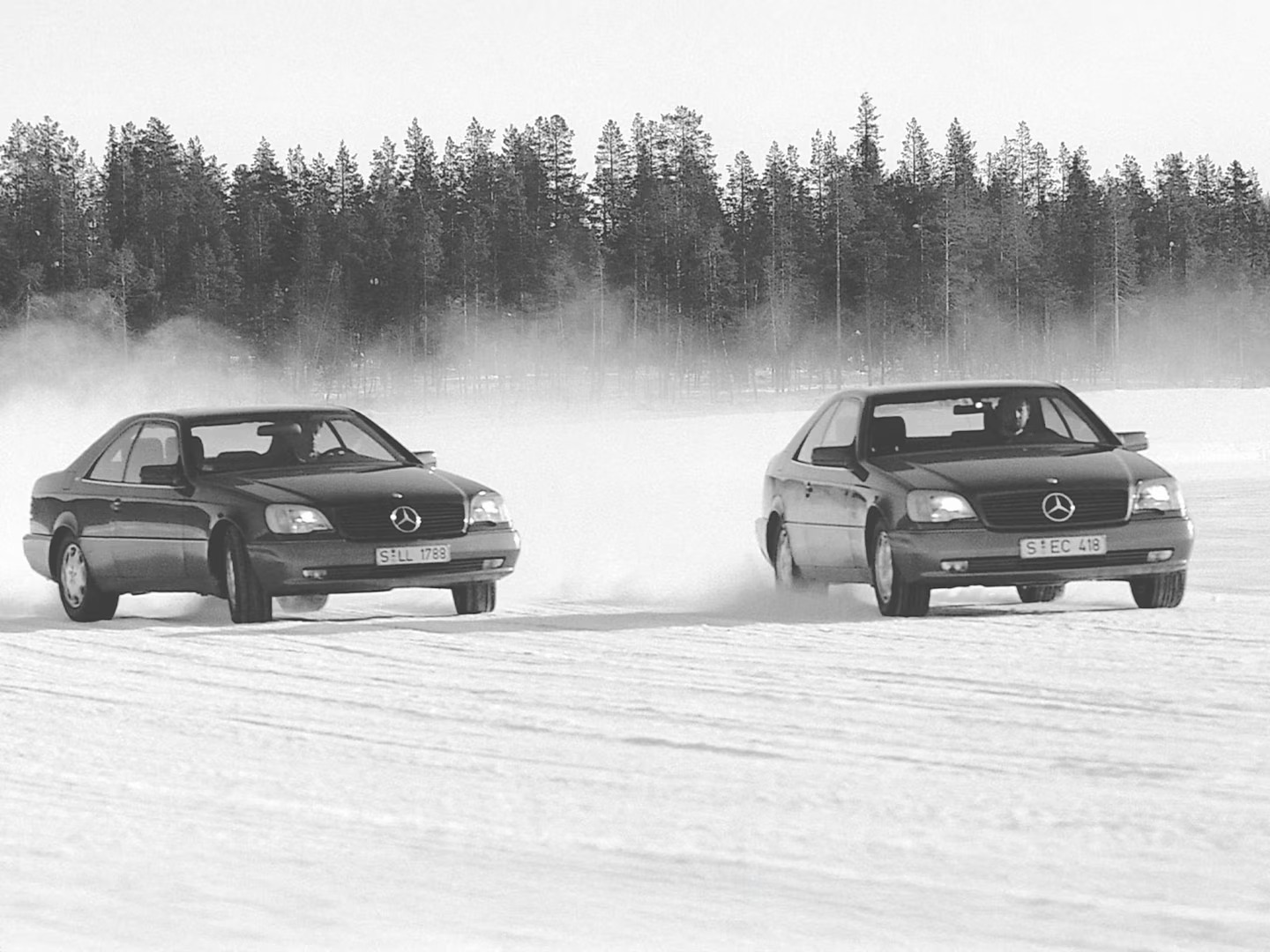 ESP | Mercedes-Benz Dos vehículos Mercedes-Benz prueban el ESP