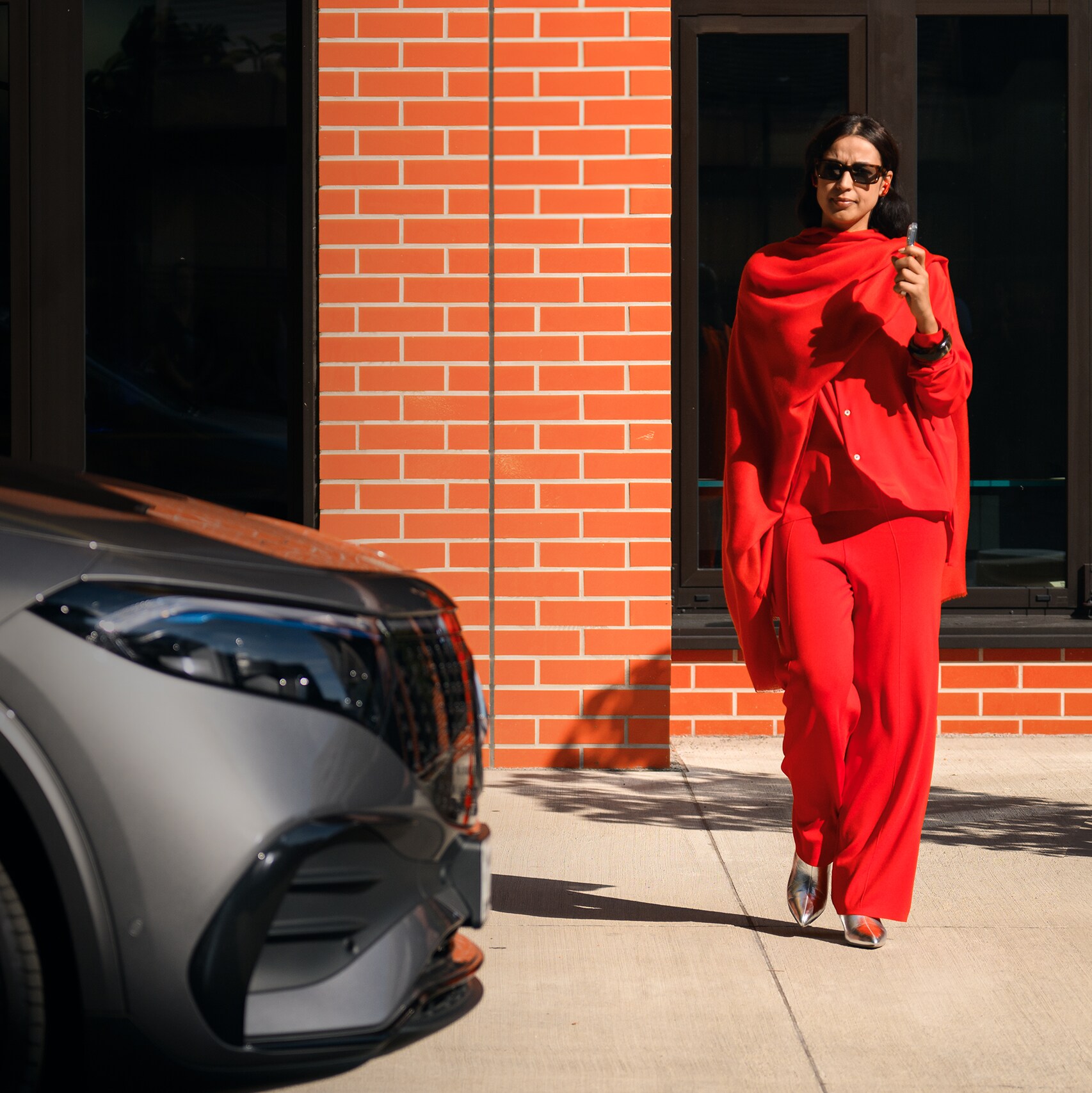Mujer al lado del EQE SUV de Mercedes-Benz.
