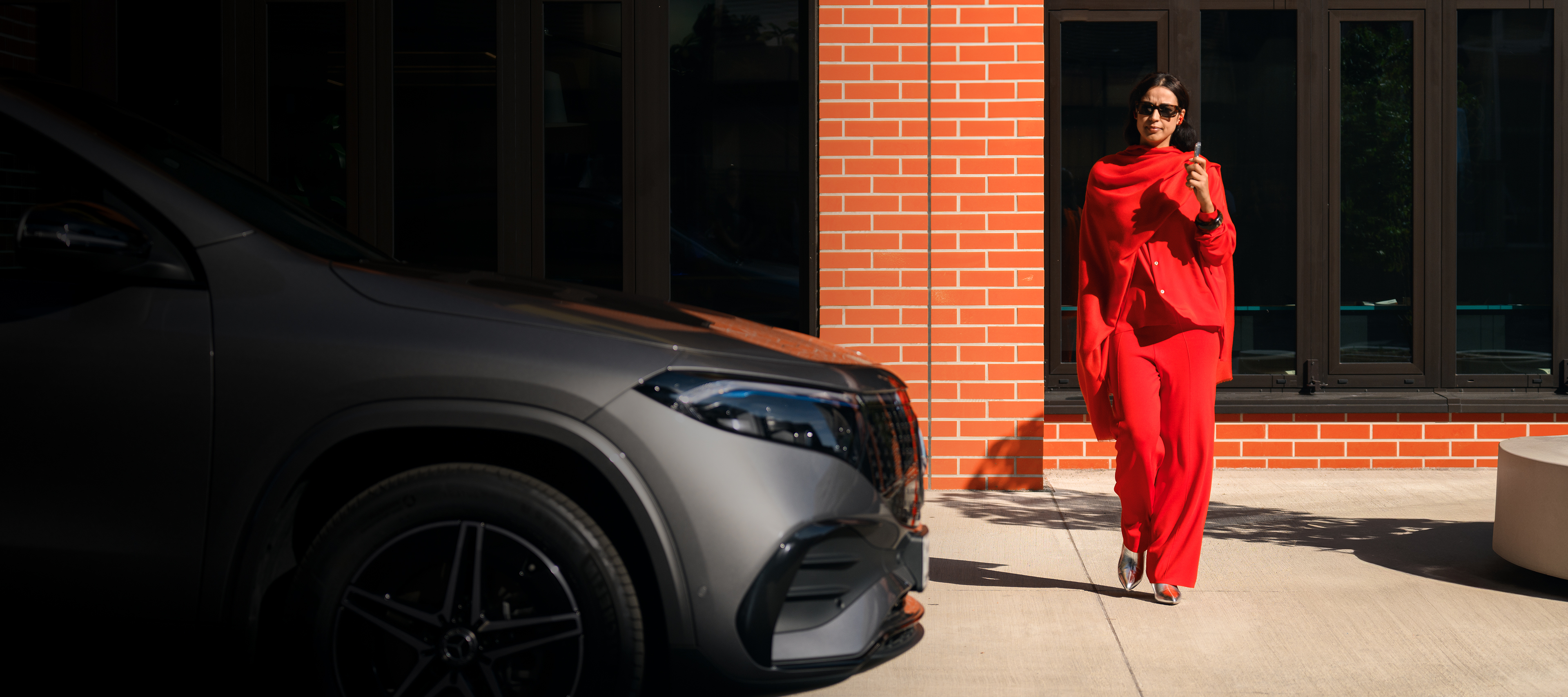 Nuevo renting modulable | Servicios financieros | Mercedes-Benz Mujer al lado del EQE SUV de Mercedes-Benz.