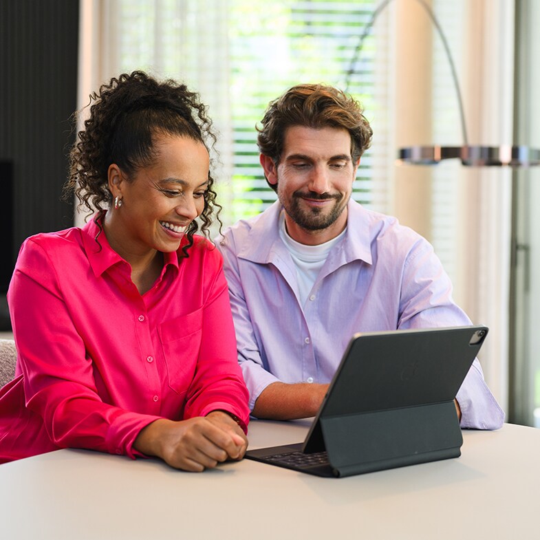 Dos personas sentadas mirando una tablet