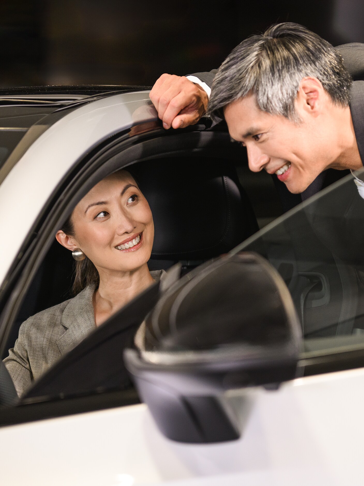 Una clienta probando el Mercedes-Benz que le está enseñando el vendedor. 