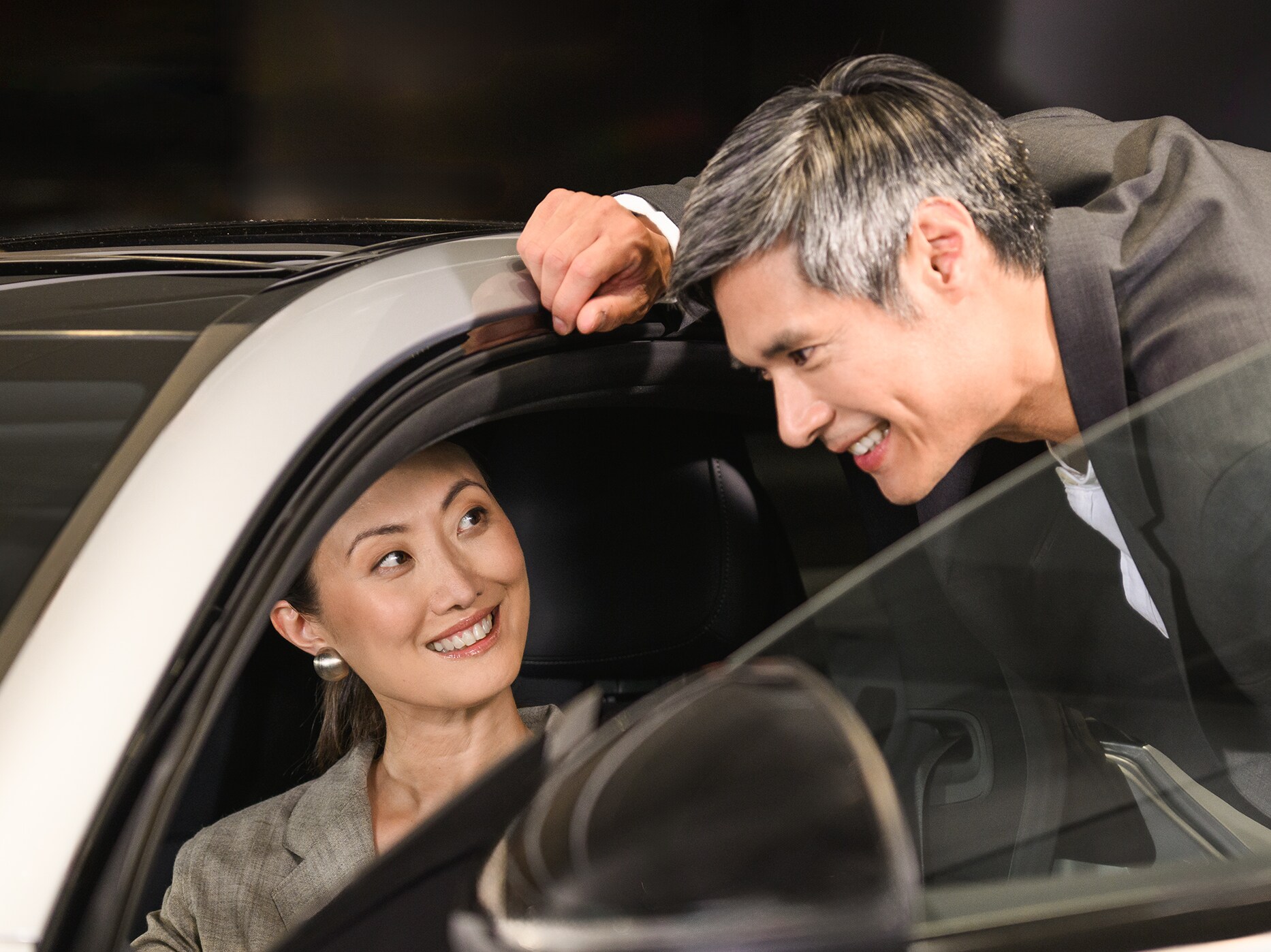 Una clienta probando el Mercedes-Benz que le está enseñando el vendedor. 