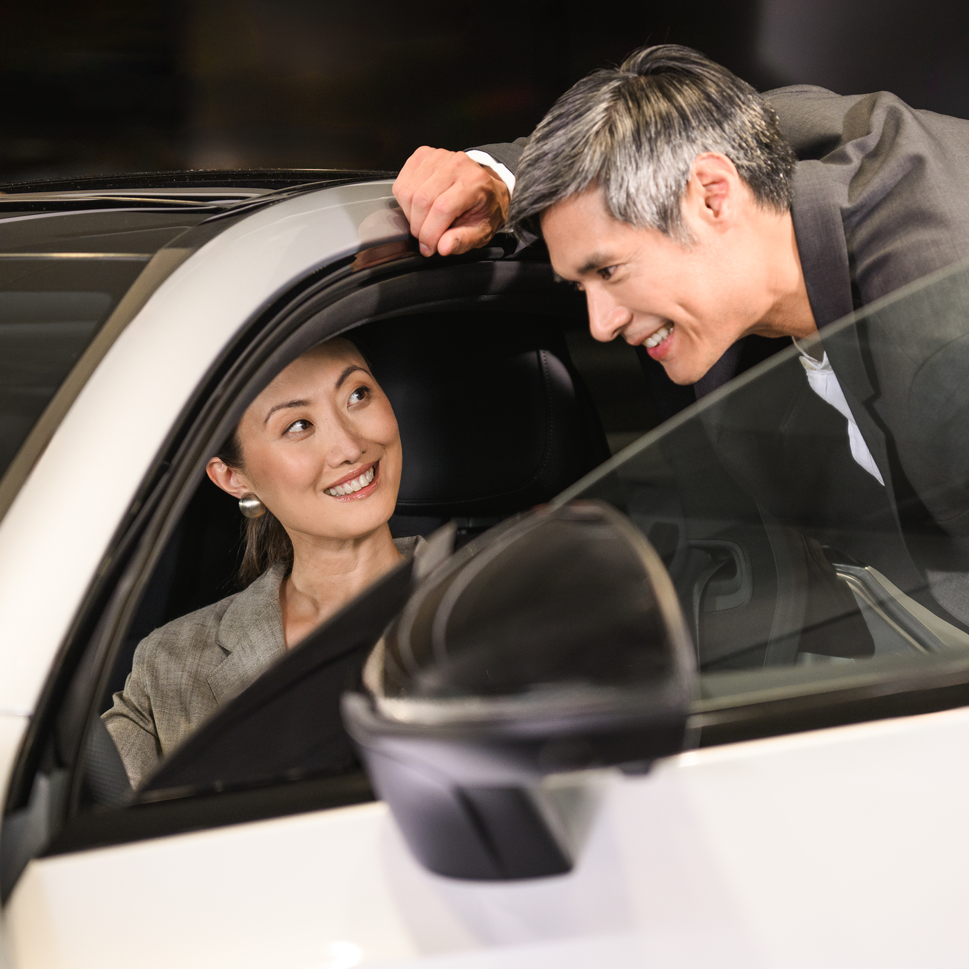 Ofertas Vehículo de ocasión | Servicios financieros | Mercedes-Benz Una clienta probando el Mercedes-Benz que le está enseñando el vendedor.