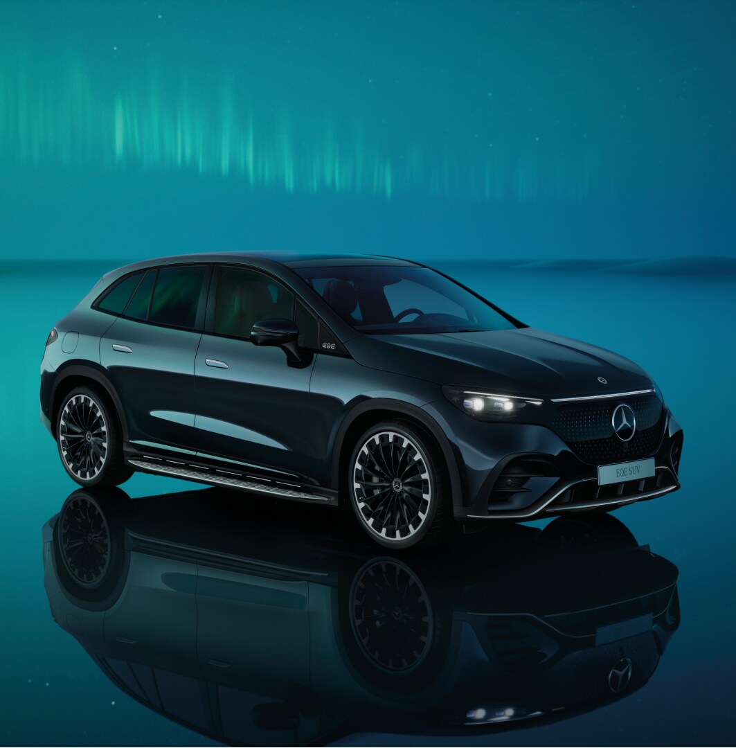 visual alteral de un EQE SUV en color negro con un fondo verde con una aurora boreal