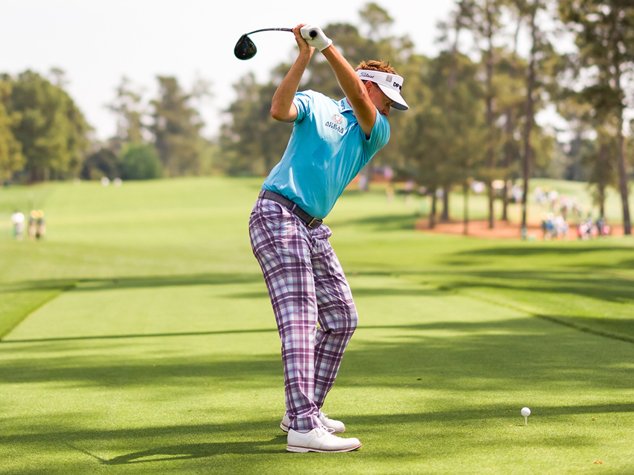 Visual jugador de golf en cesped