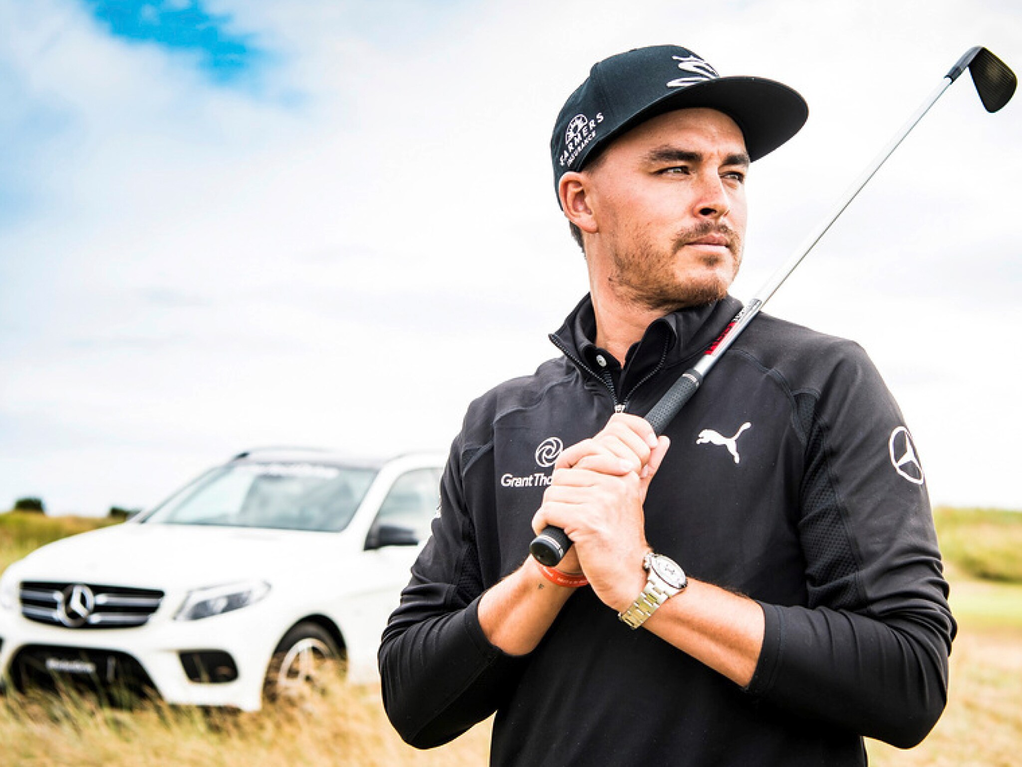 Ricke Fowler con un Mercedes-Benz de fondo