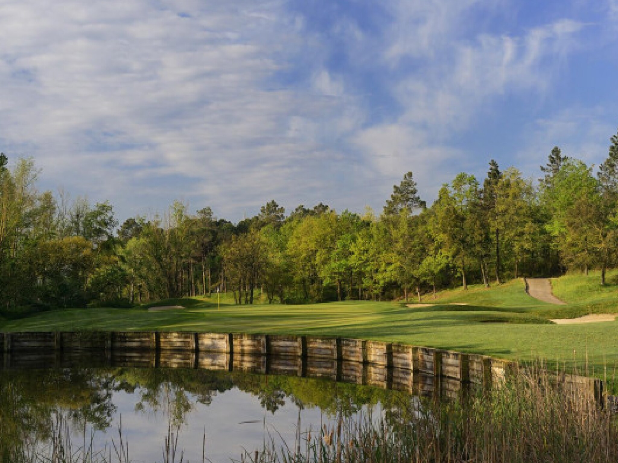 campo de golf con lago