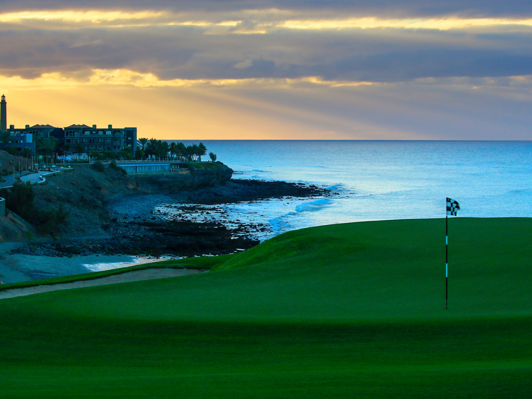 campo de golf con vistas al mar