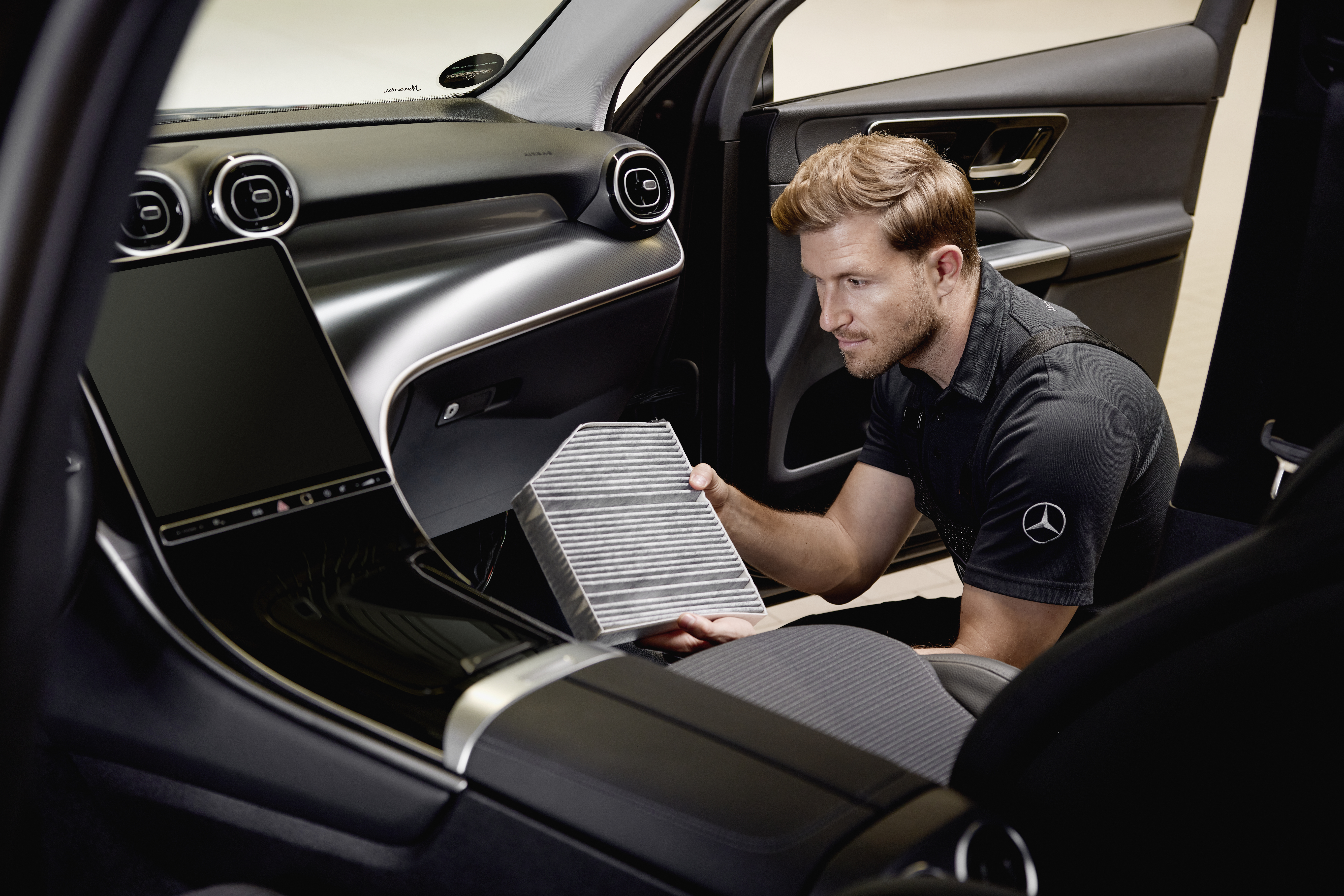 Filtros de habitáculo originales Mercedes-Benz Operación de servicio interior mostrando la sustitución de un filtro de aire del habitáculo utilizando una pieza original Mercedes-Benz.