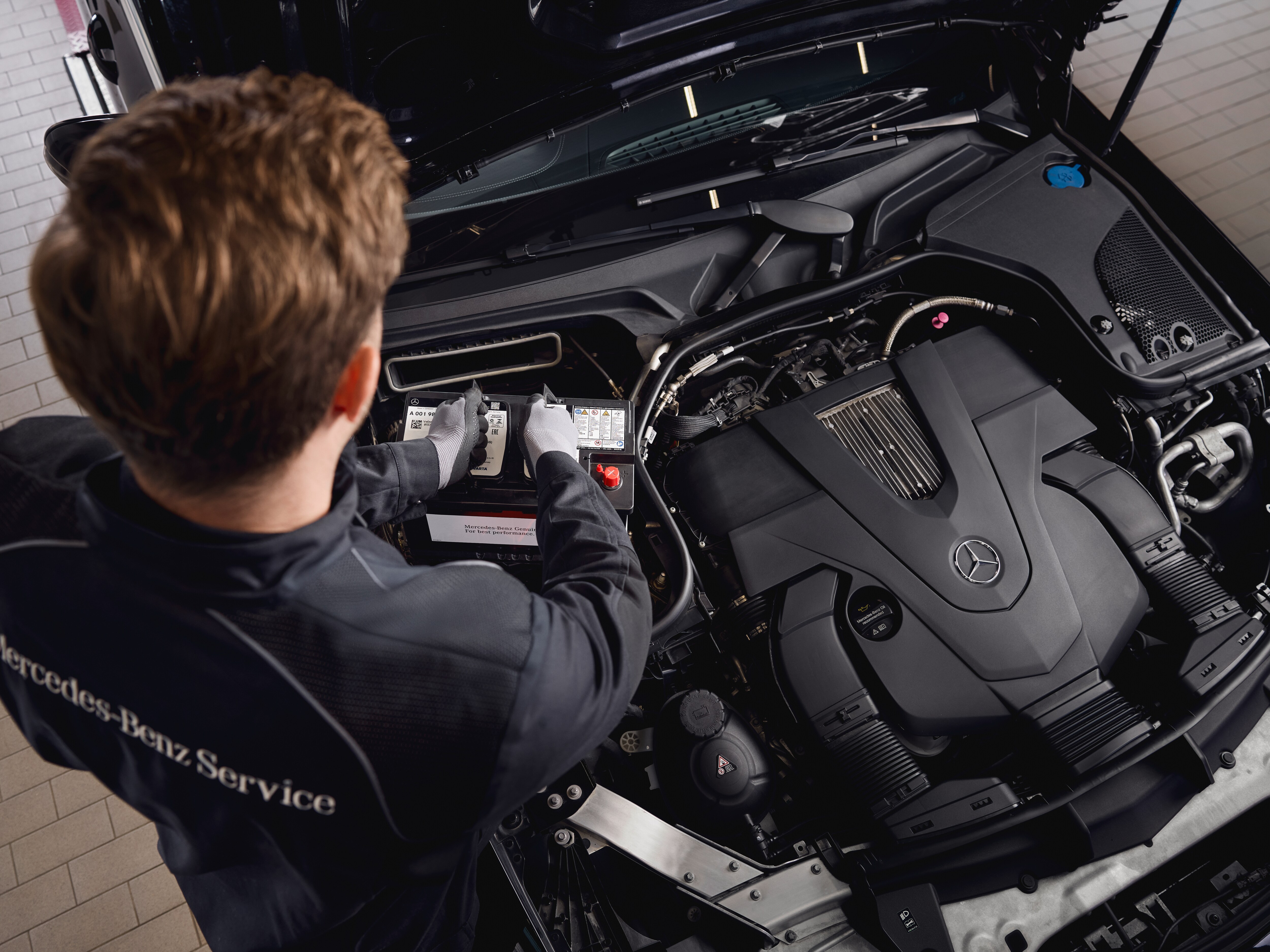 Revisión del motor en un taller, mostrando la sustitución de componentes con piezas originales Mercedes-Benz.