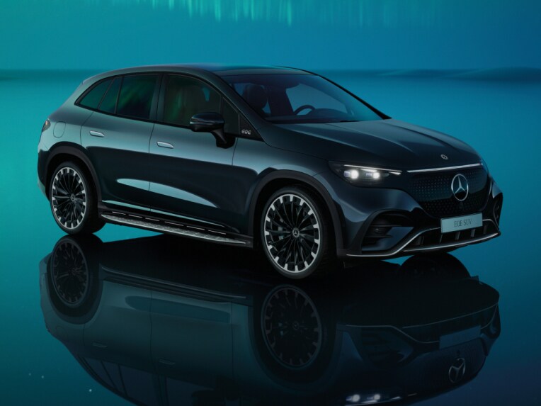 El EQE 100% eléctrico de Mercedes-Benz posa en su mundo EQ verde, sobre un suelo reflectante.