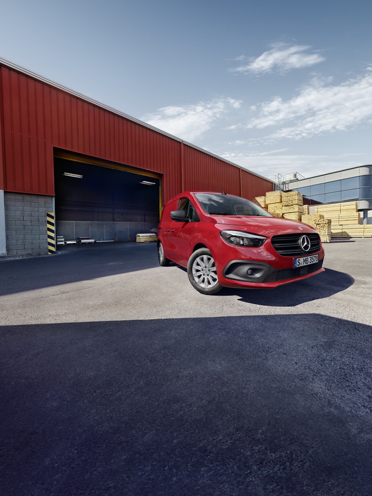 Una furgoneta Mercedes-Benz eCitan en un centro logístico.