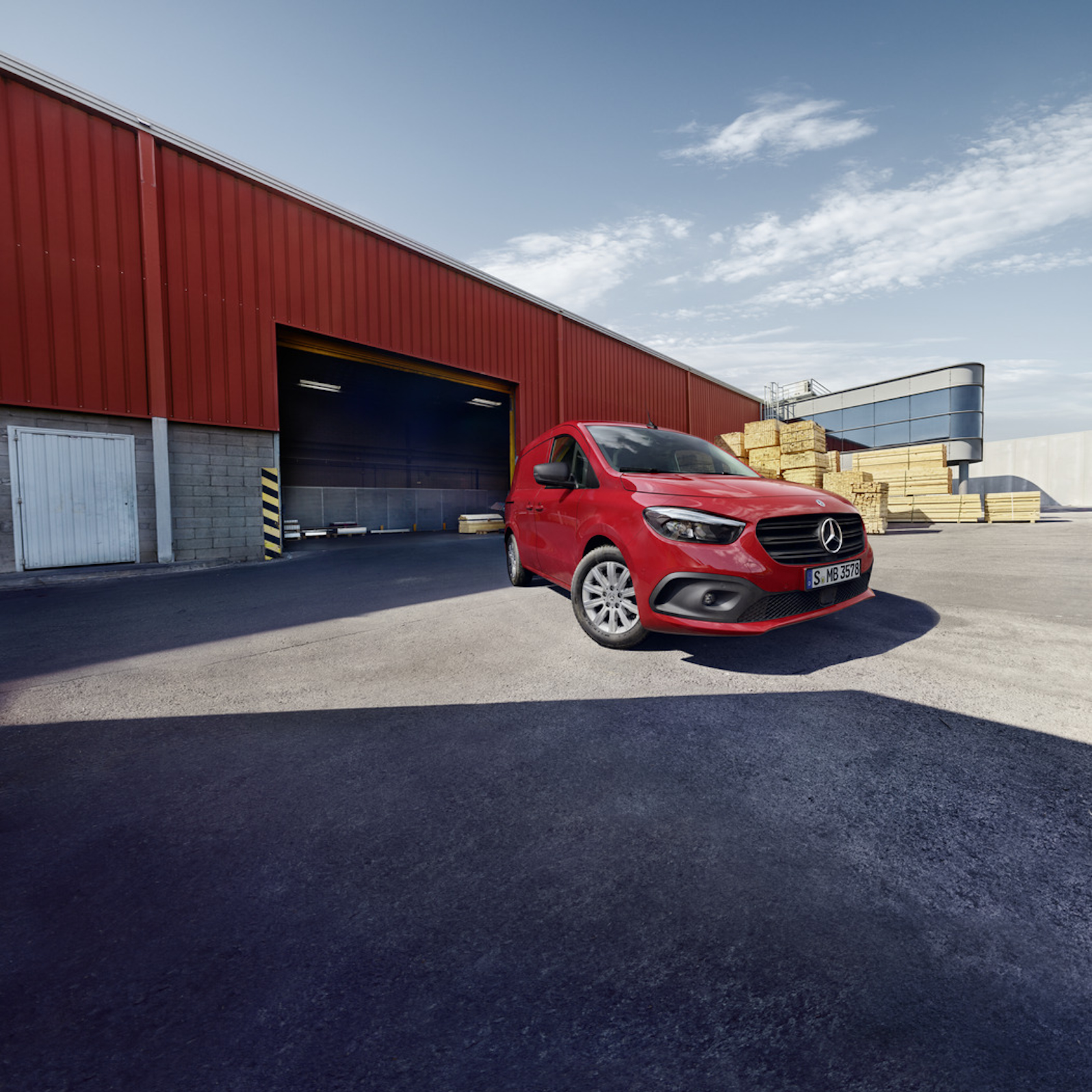 Citan Fiabilidad | Mercedes-Benz Furgonetas Una furgoneta Mercedes-Benz eCitan en un centro logístico.