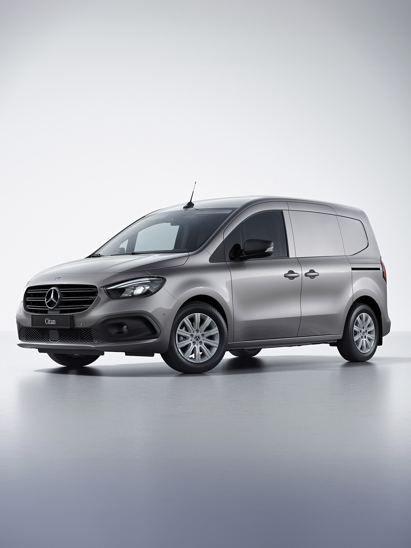 visual lateral de una citan furgon en color gris