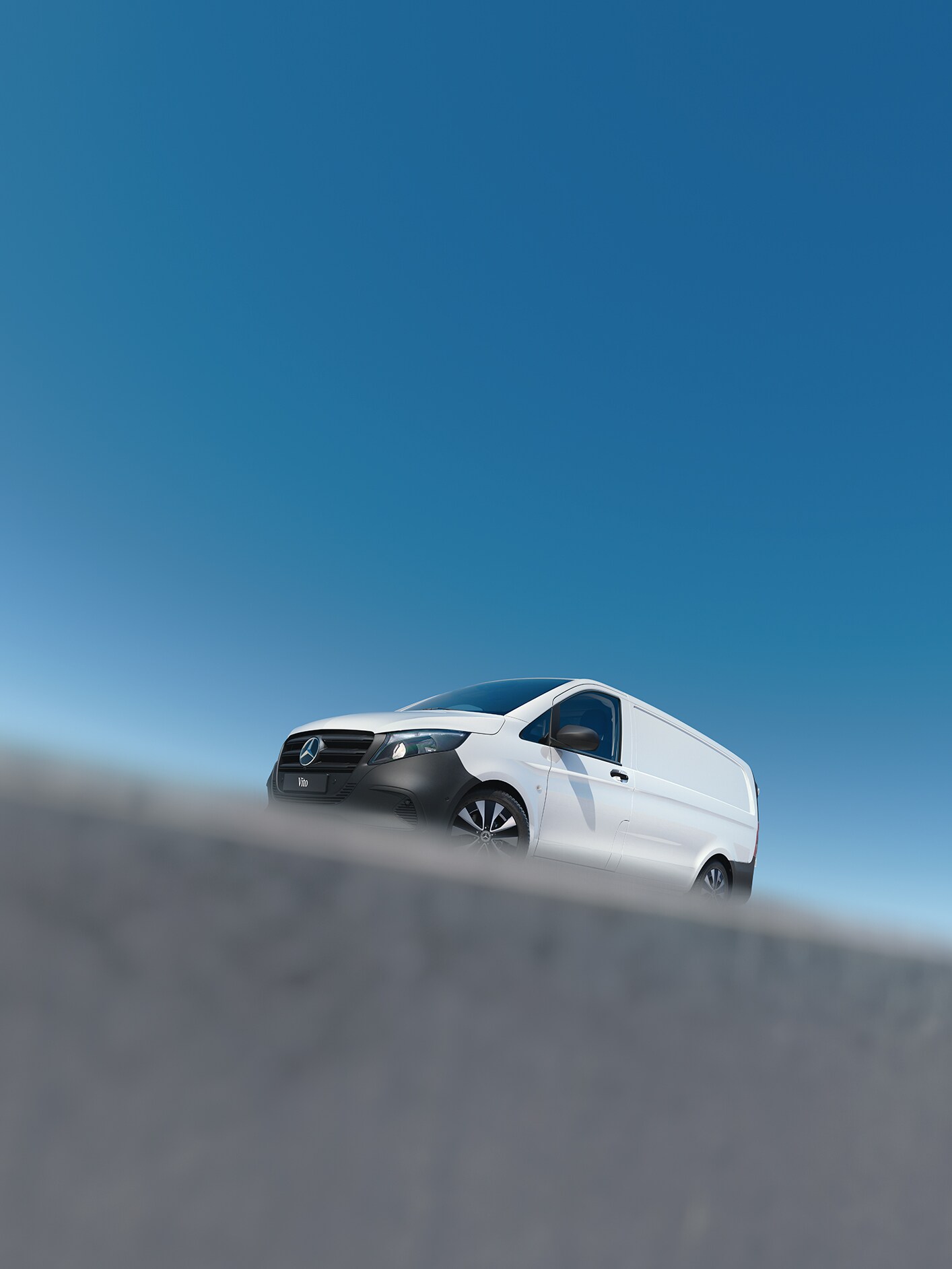 visual lateral de una vito blanca subiendo una cuesta